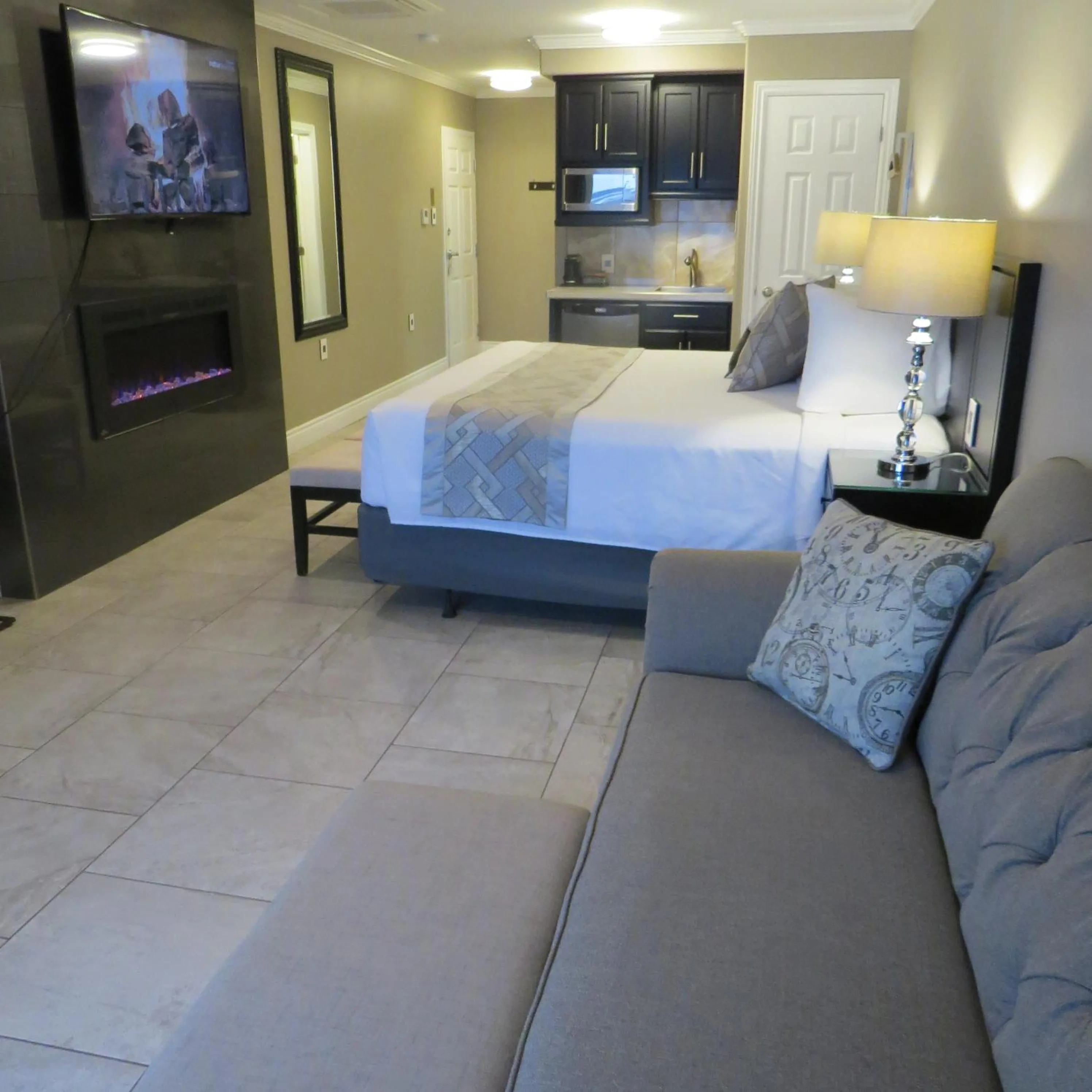 Bed in Dockside Suites