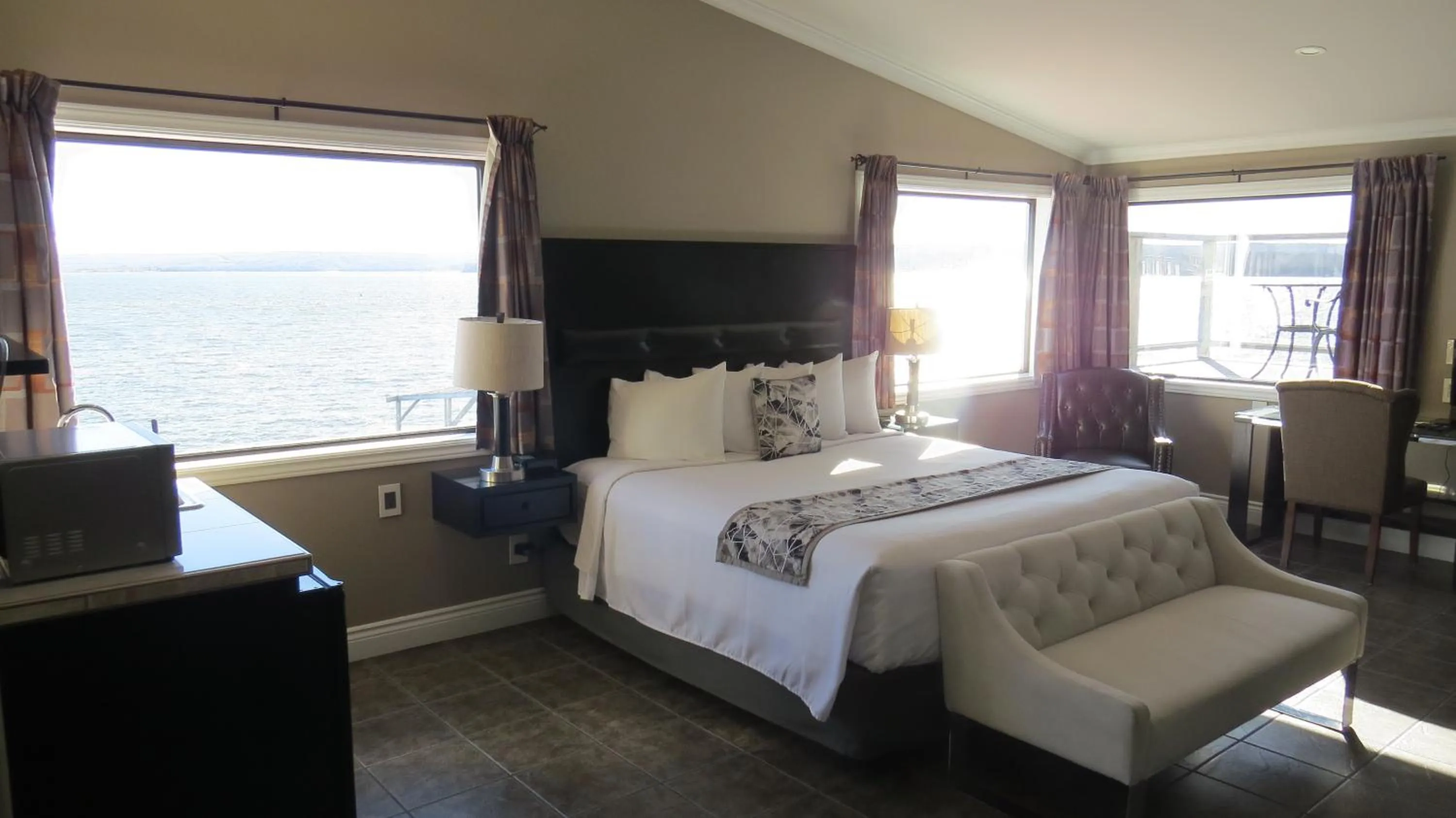 Bed in Dockside Suites