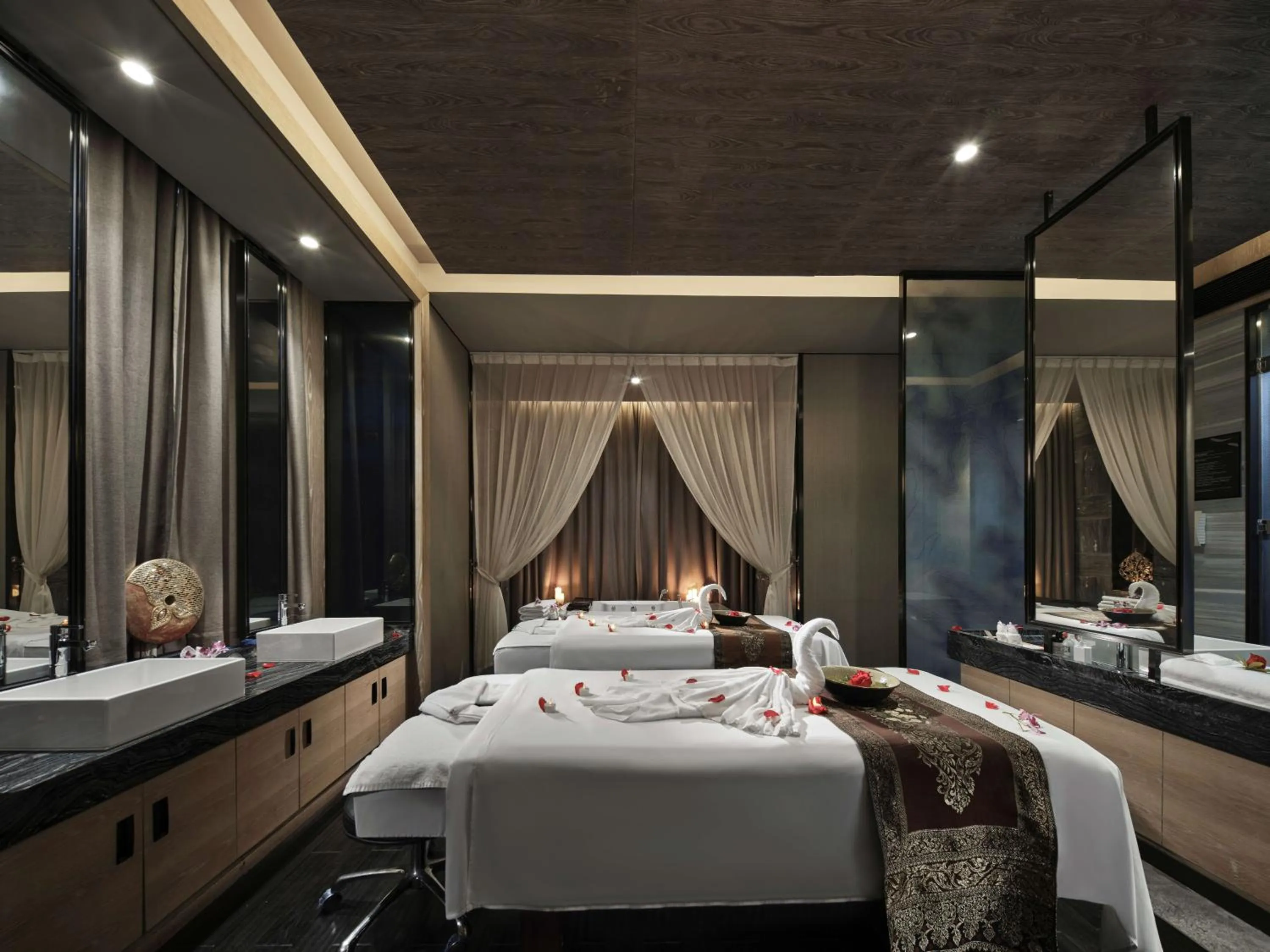 Spa and wellness centre/facilities, Bed in Hilton Shenzhen Shekou Nanhai