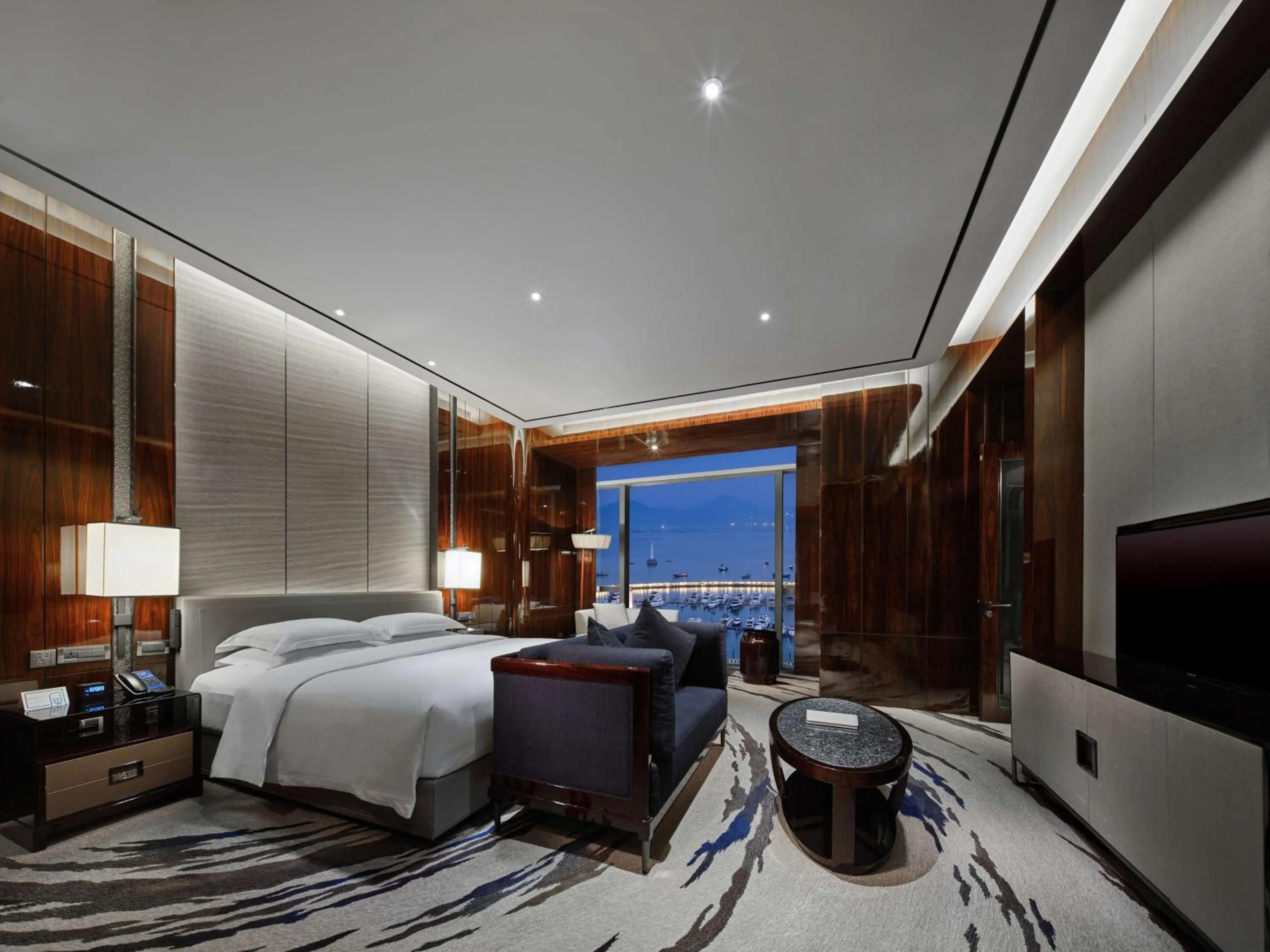 Bed in Hilton Shenzhen Shekou Nanhai