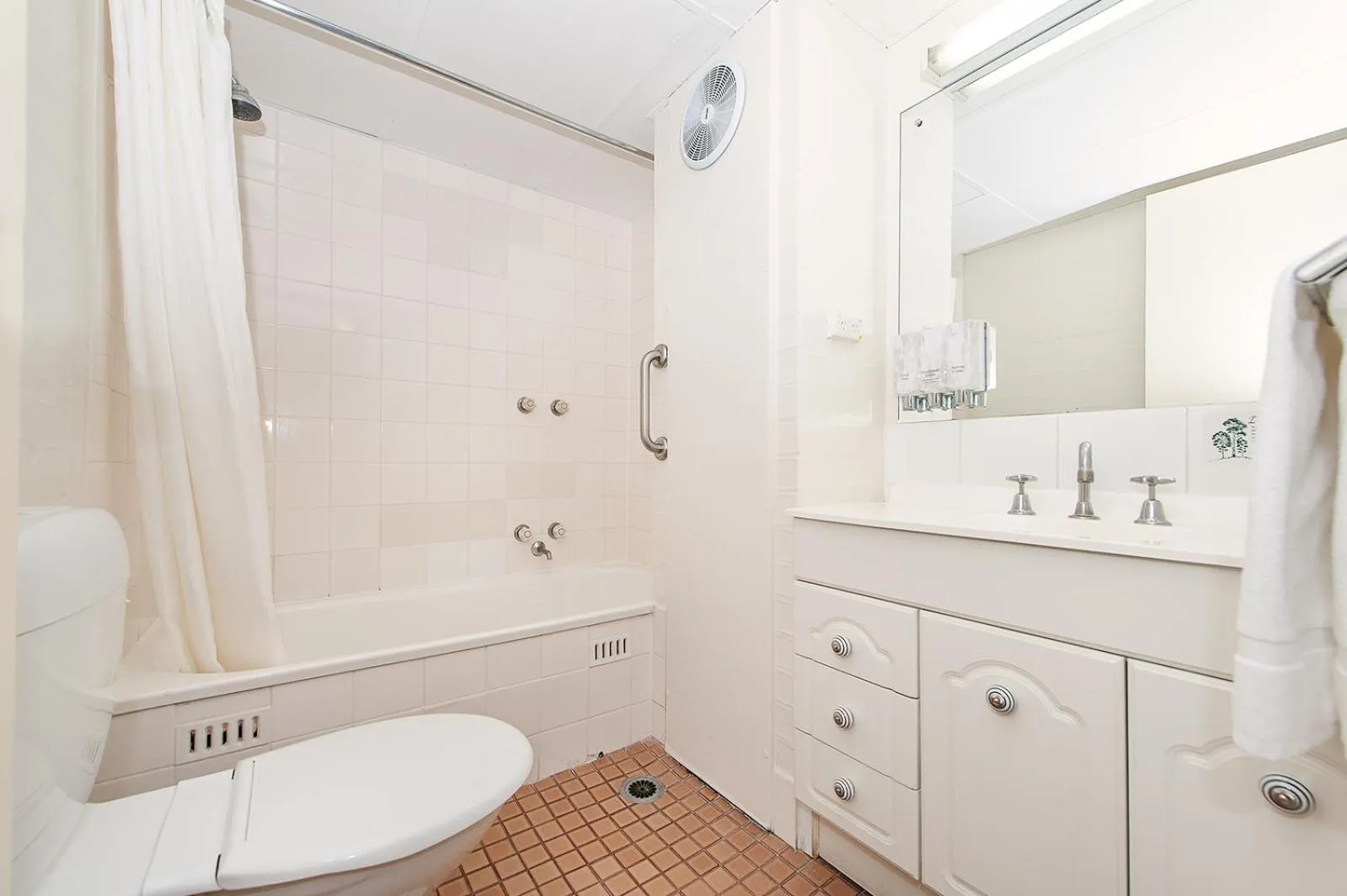 Bathroom in Albury Winsor Park Motor Inn