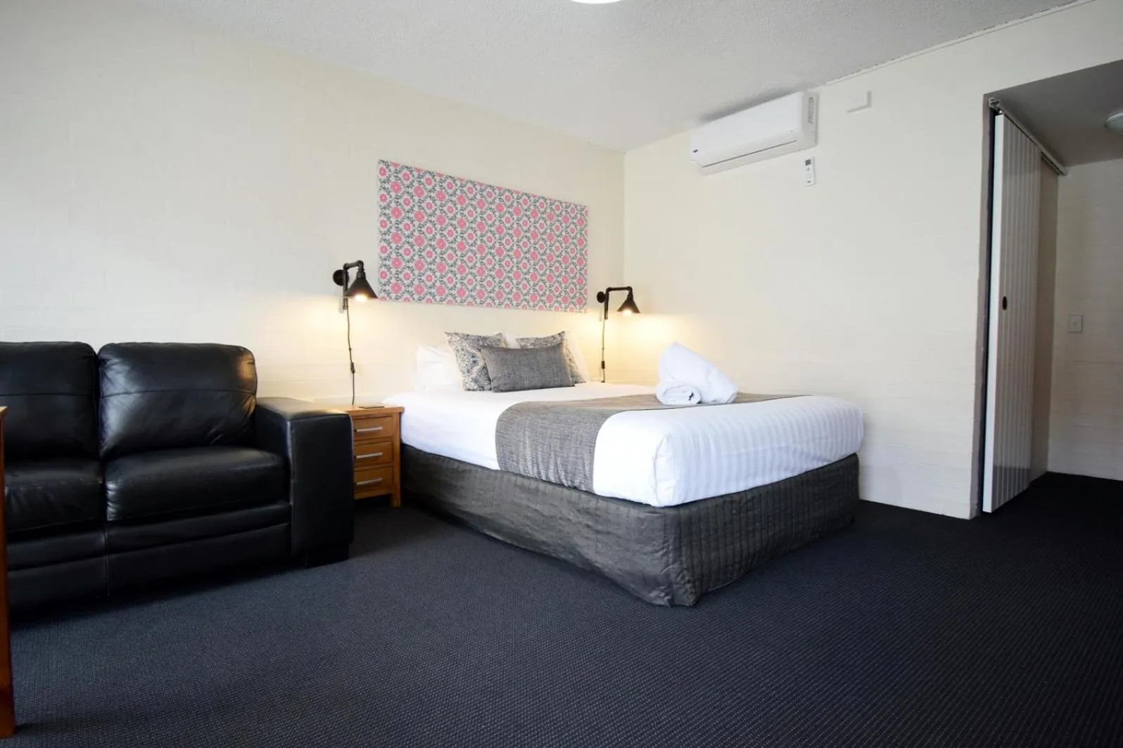 Photo of the whole room, Bed in Albury Winsor Park Motor Inn