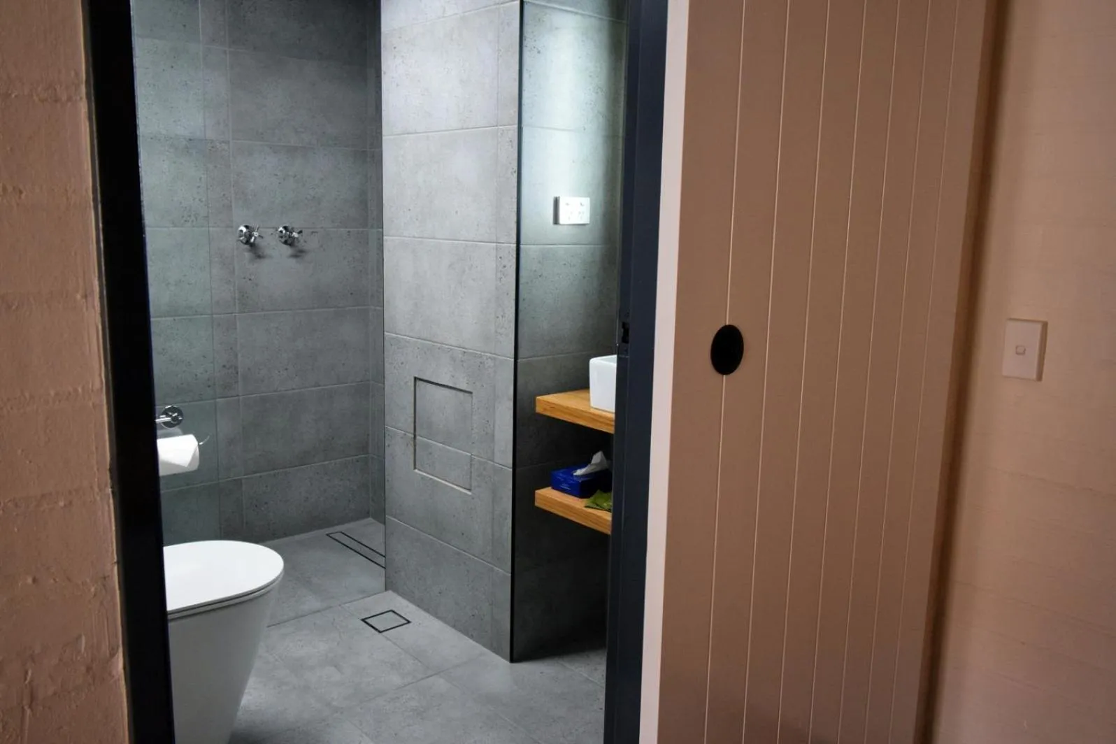 Shower in Albury Winsor Park Motor Inn