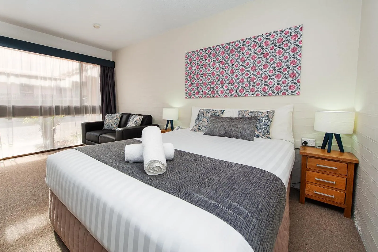 Bed in Albury Winsor Park Motor Inn