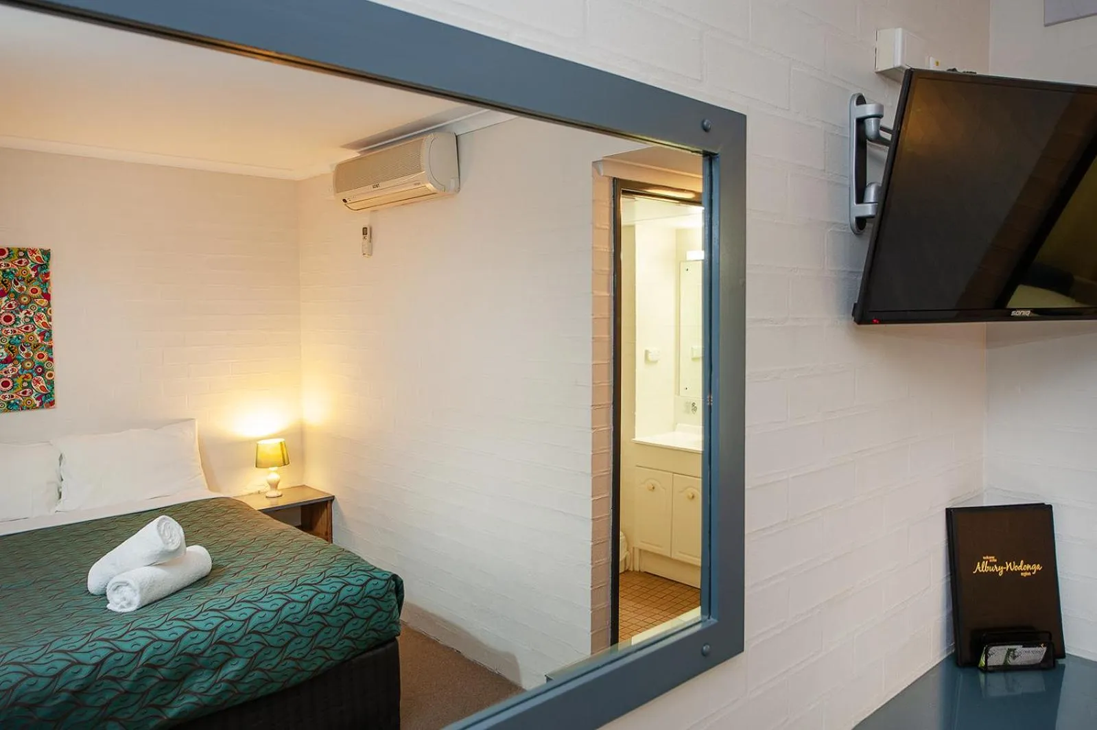 Bedroom, Bed in Albury Winsor Park Motor Inn