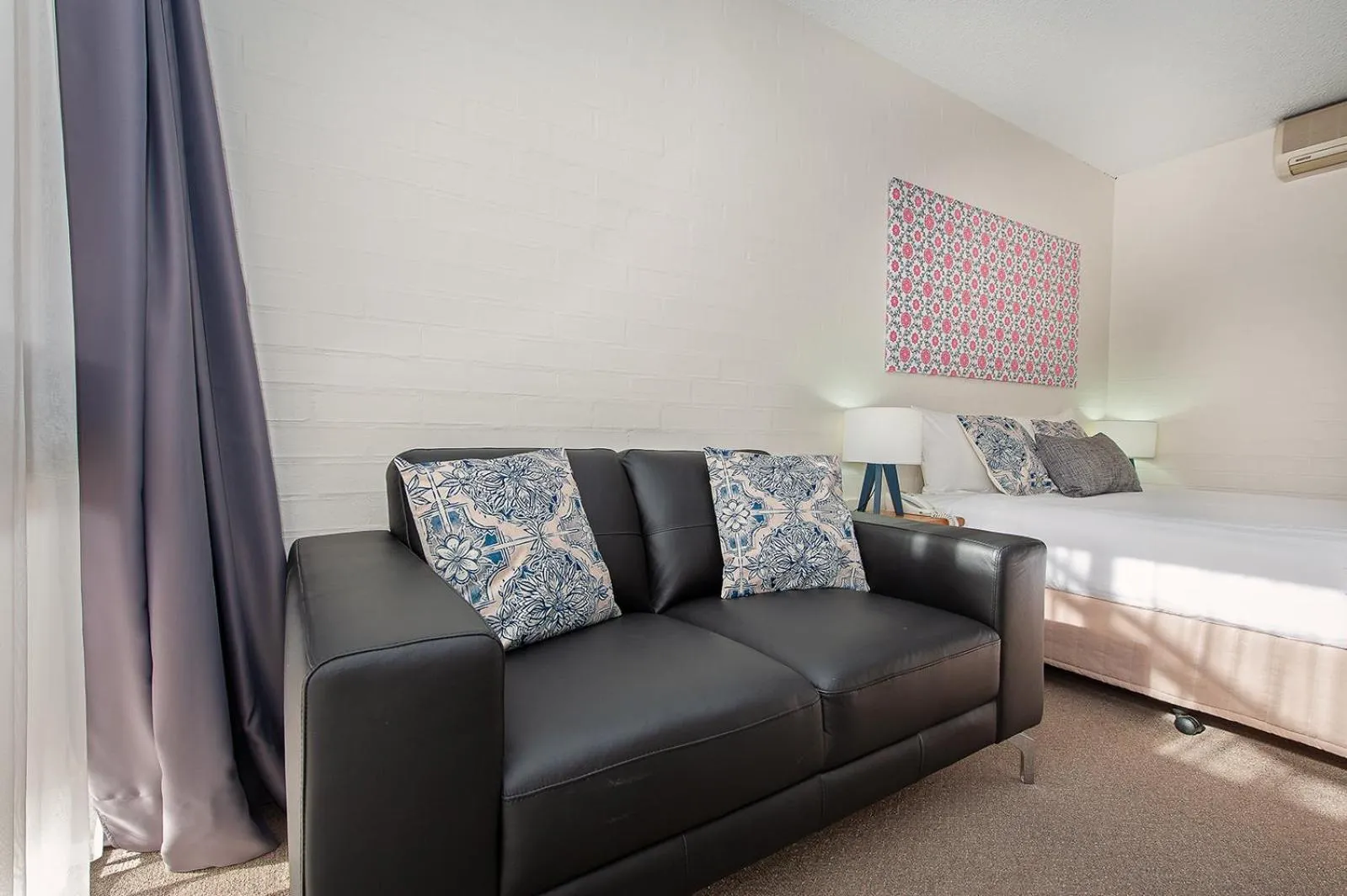 Seating area, Bed in Albury Winsor Park Motor Inn