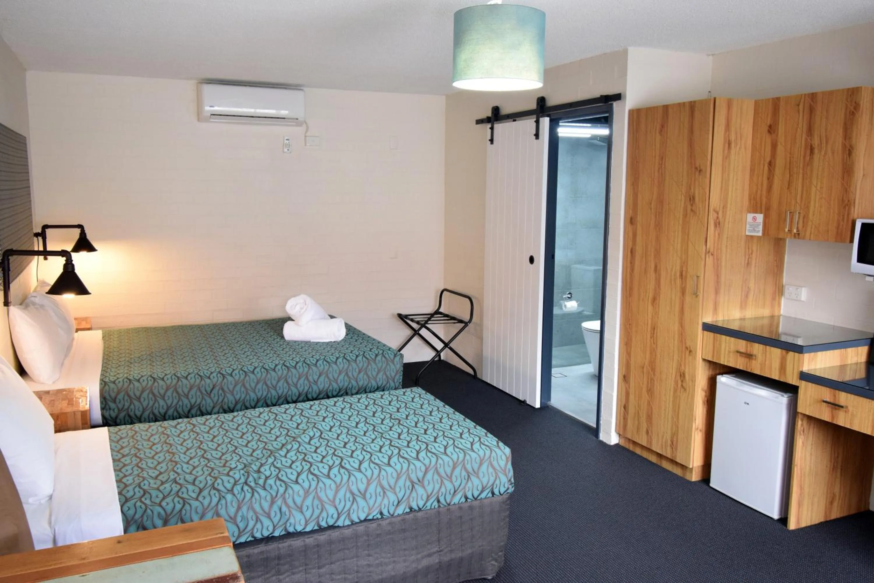 Photo of the whole room, Bed in Albury Winsor Park Motor Inn