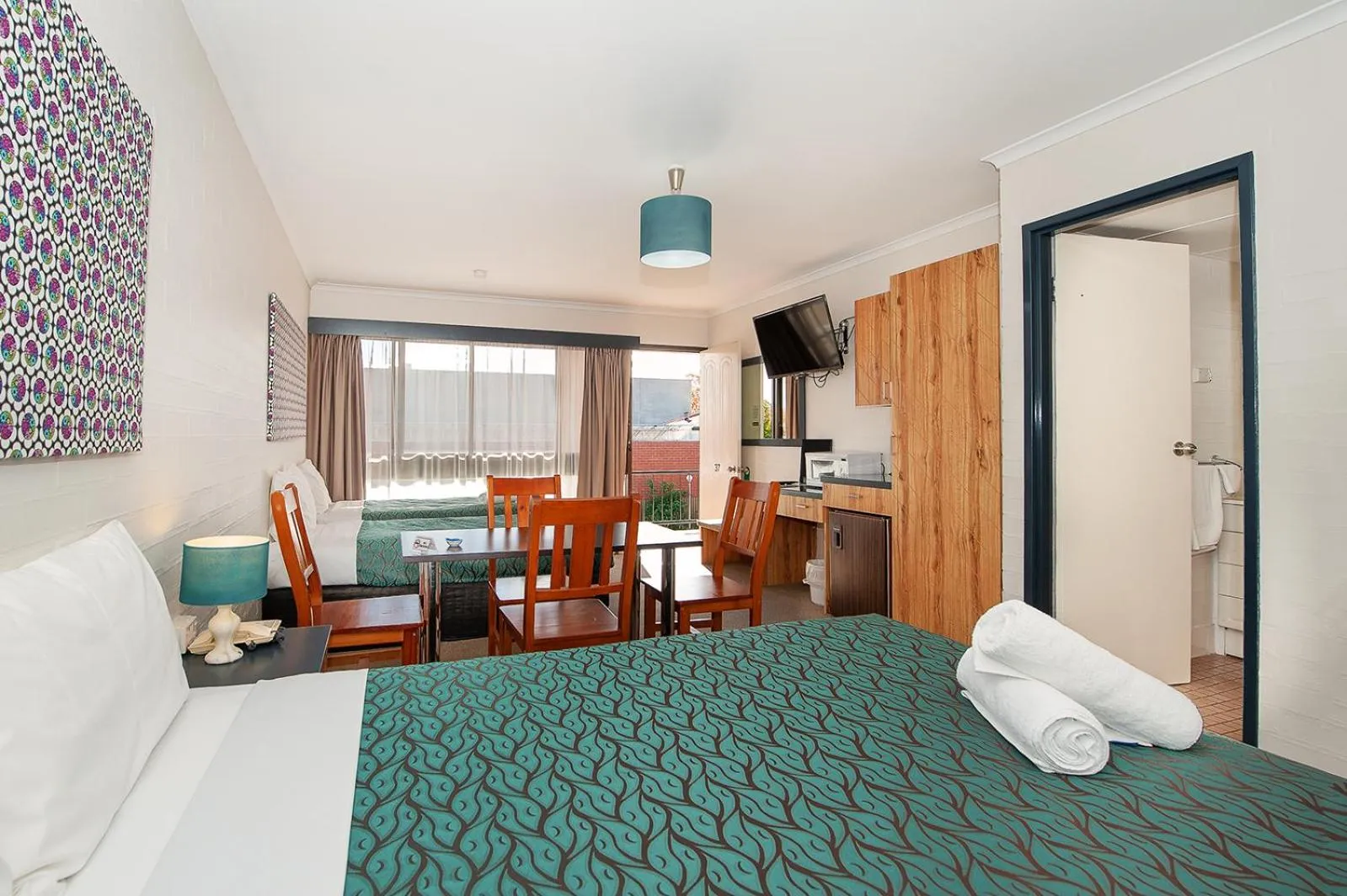 Dining area, Bed in Albury Winsor Park Motor Inn