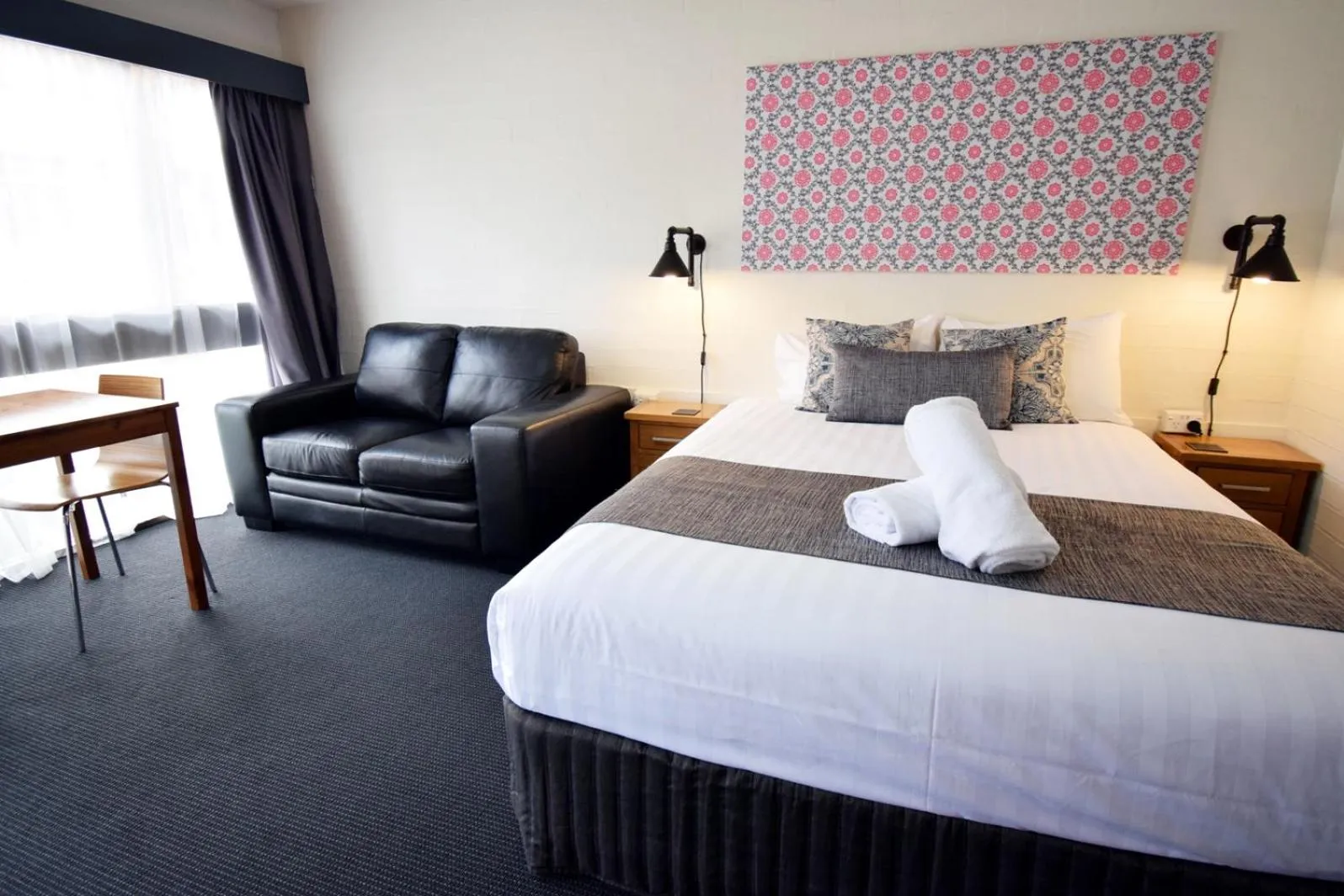 Seating area, Bed in Albury Winsor Park Motor Inn