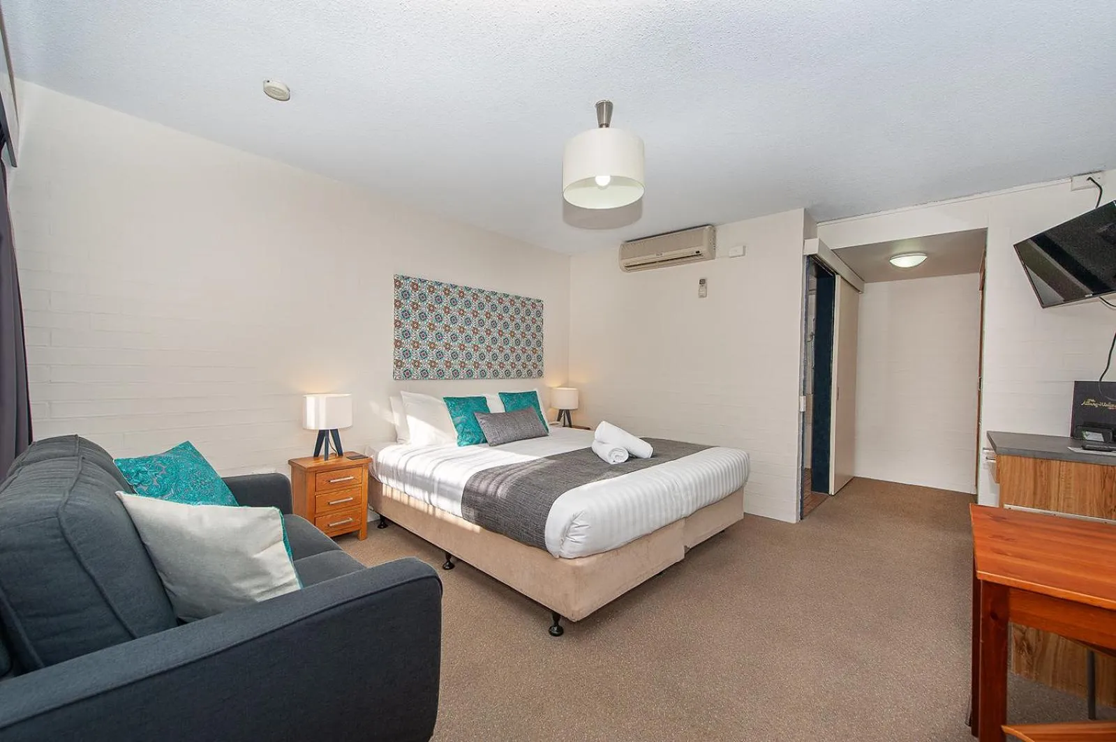 Seating area, Bed in Albury Winsor Park Motor Inn