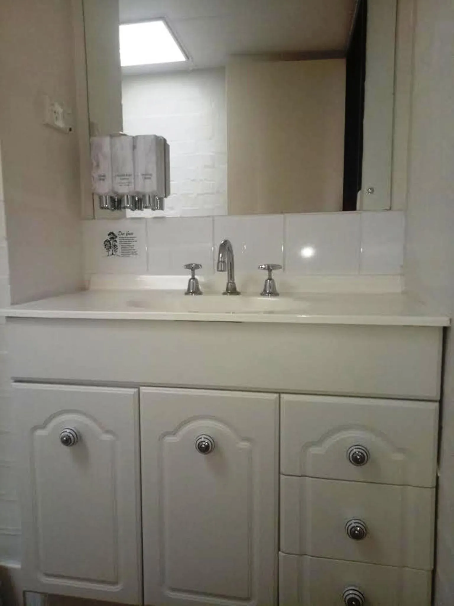 Bathroom in Albury Winsor Park Motor Inn