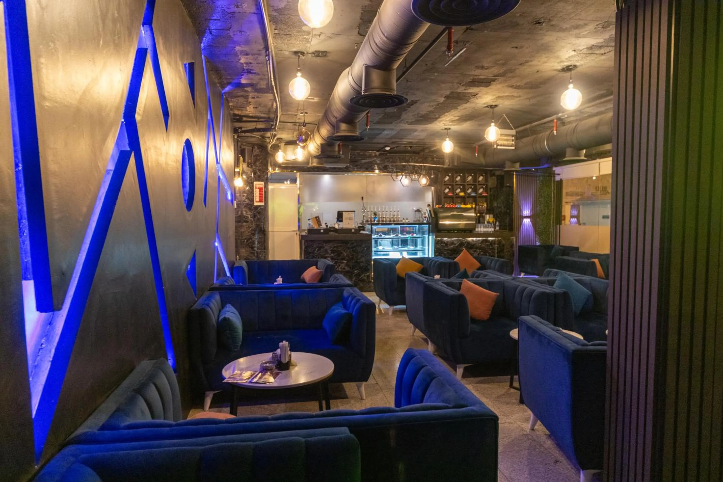 Communal lounge/ TV room in Burj Al Hayat Hotel Suites - Al Olaya