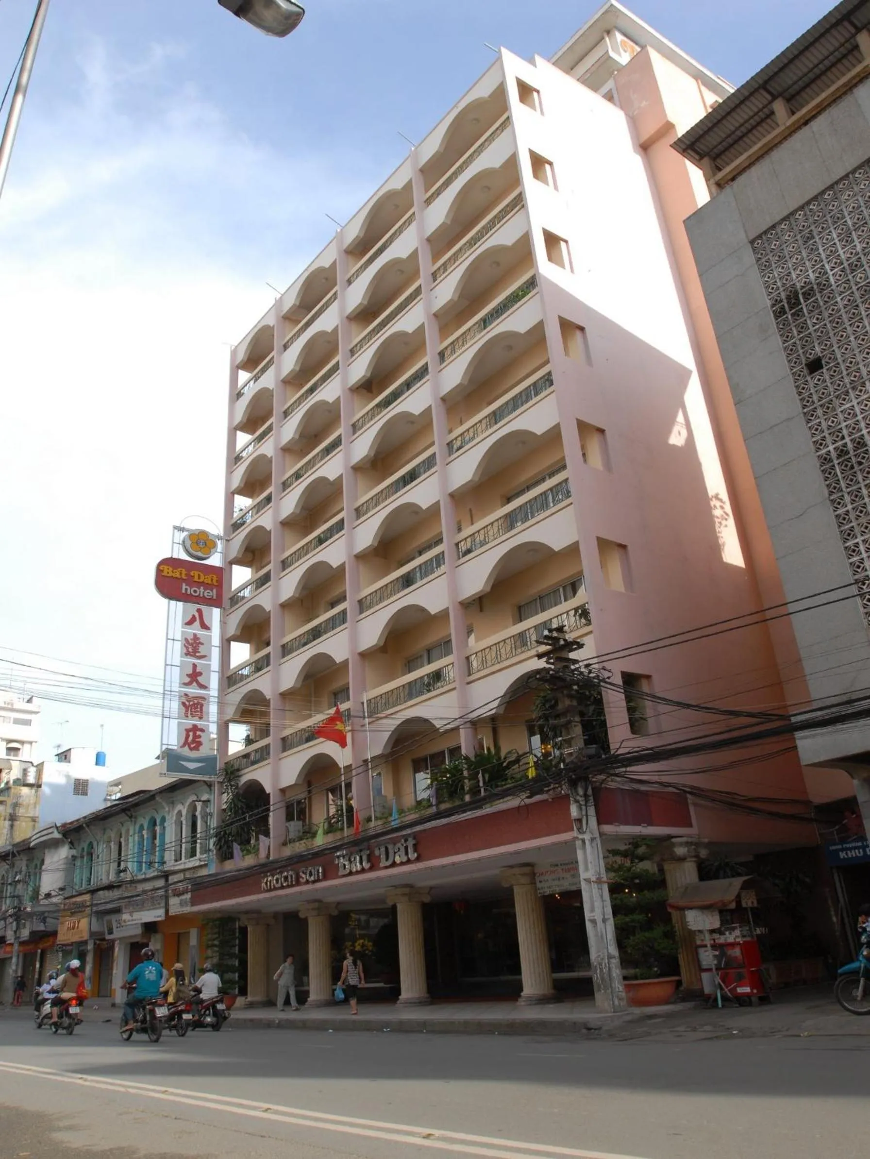 Facade/entrance in Bat Dat Hotel