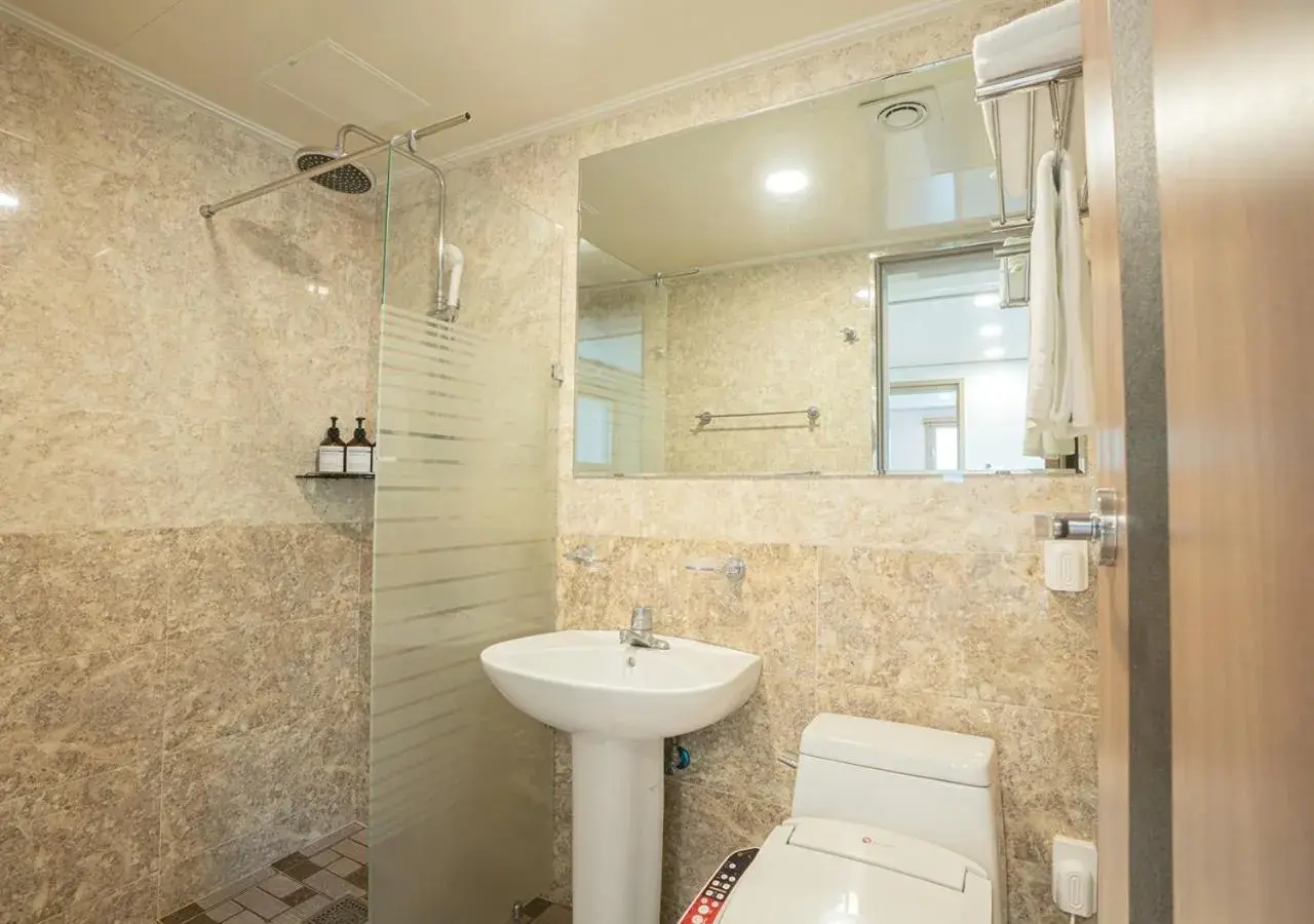 Bathroom in J2 Family Hotel Bathroom in J2 Family Hotel