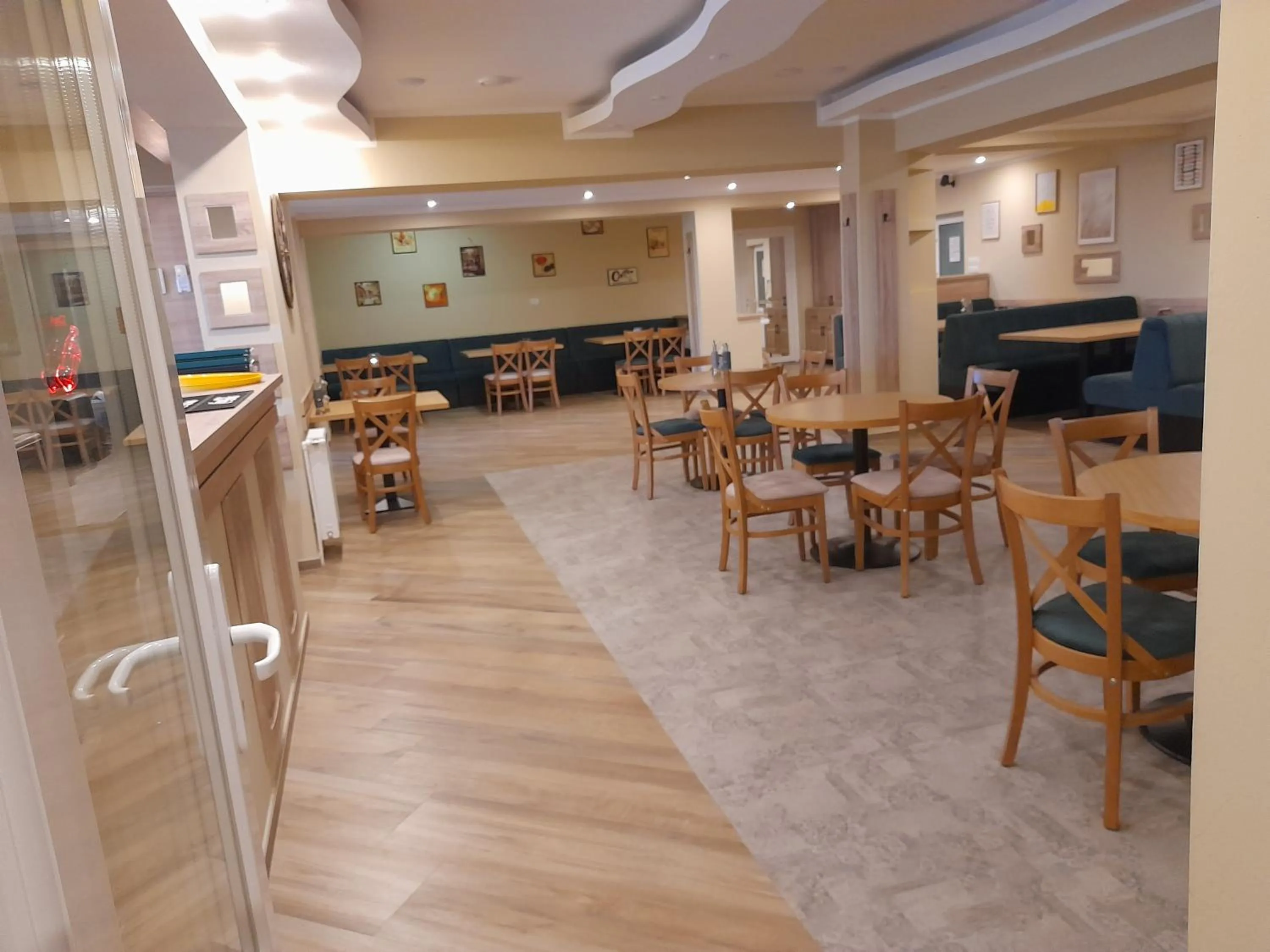 Restaurant/places to eat in Hotel Caras