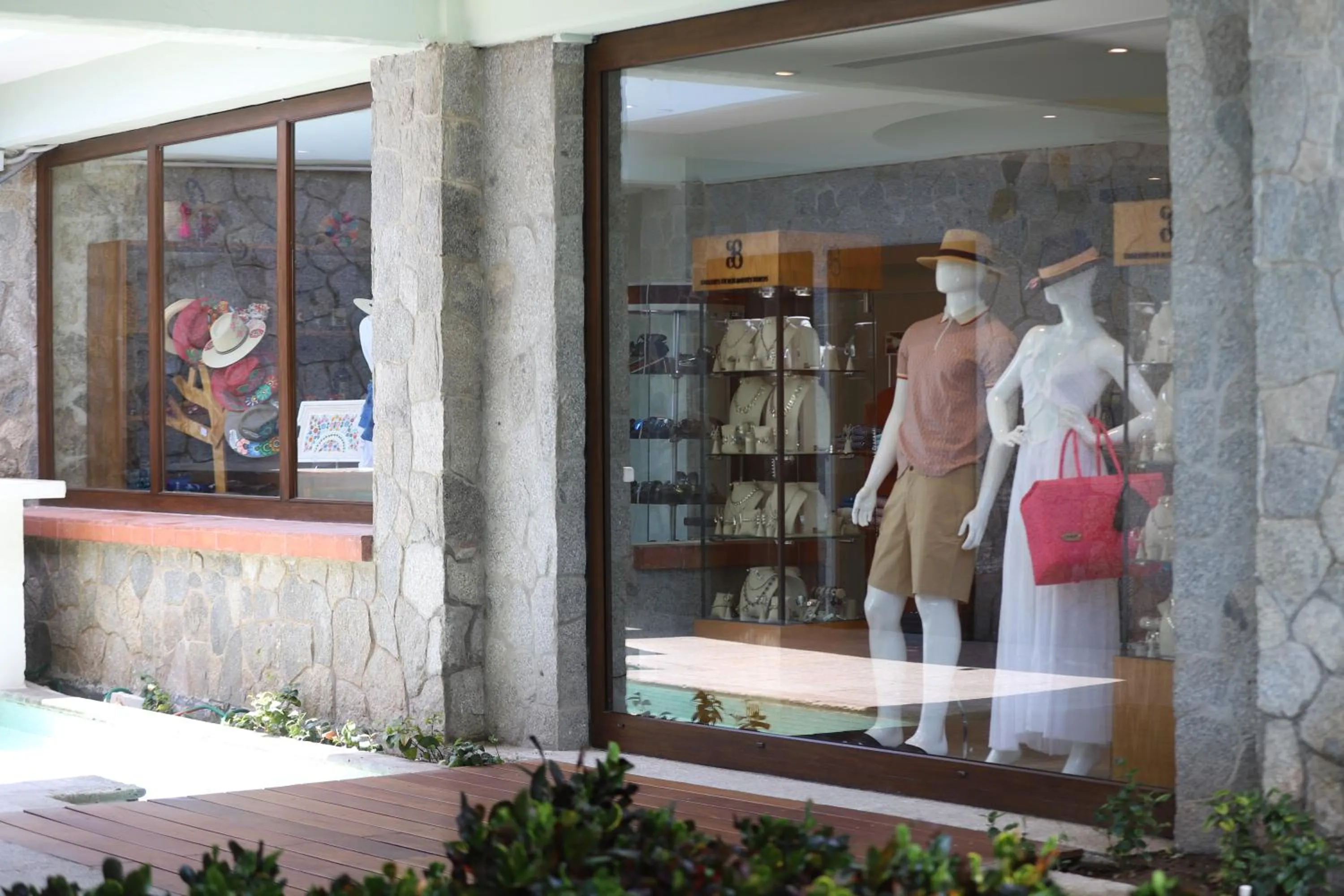 On-site shops in Pierre Mundo Imperial Riviera Diamante Acapulco