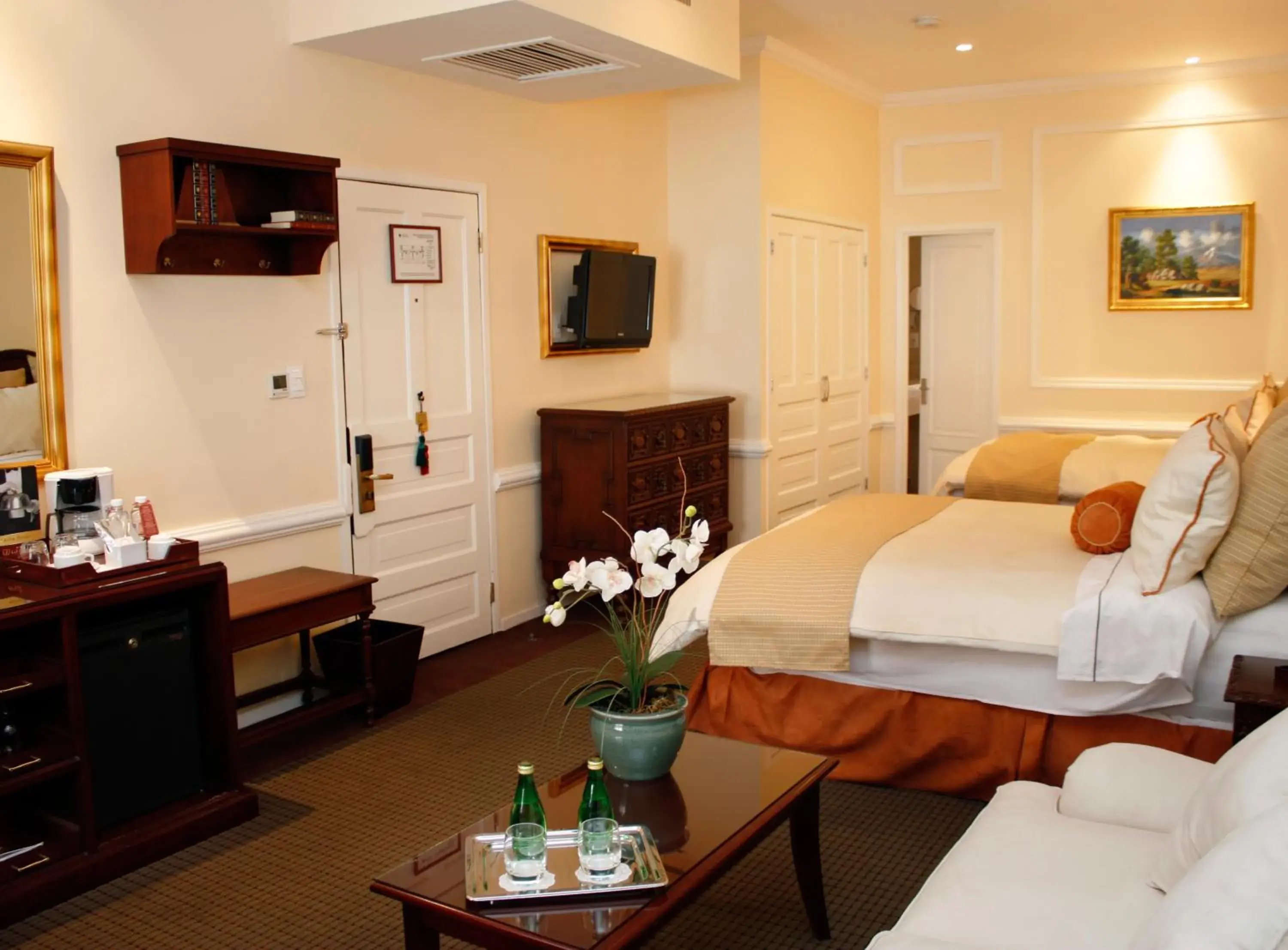 Photo of the whole room, Bed in Hotel Geneve CD de Mexico Photo of the whole room, Bed in Hotel Geneve CD de Mexico