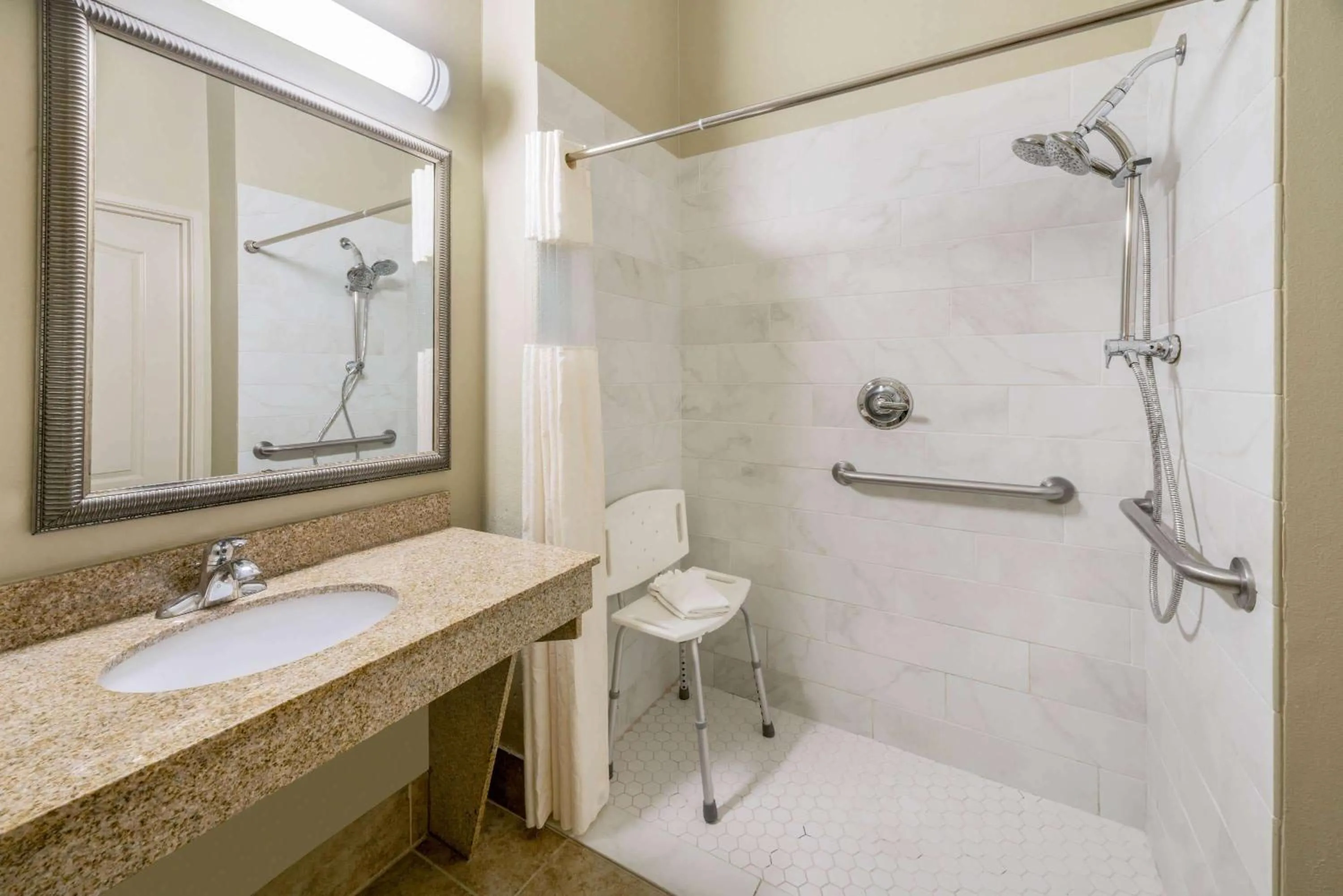 Shower in La Quinta Inn & Suites by Wyndham Broussard - Lafayette Area