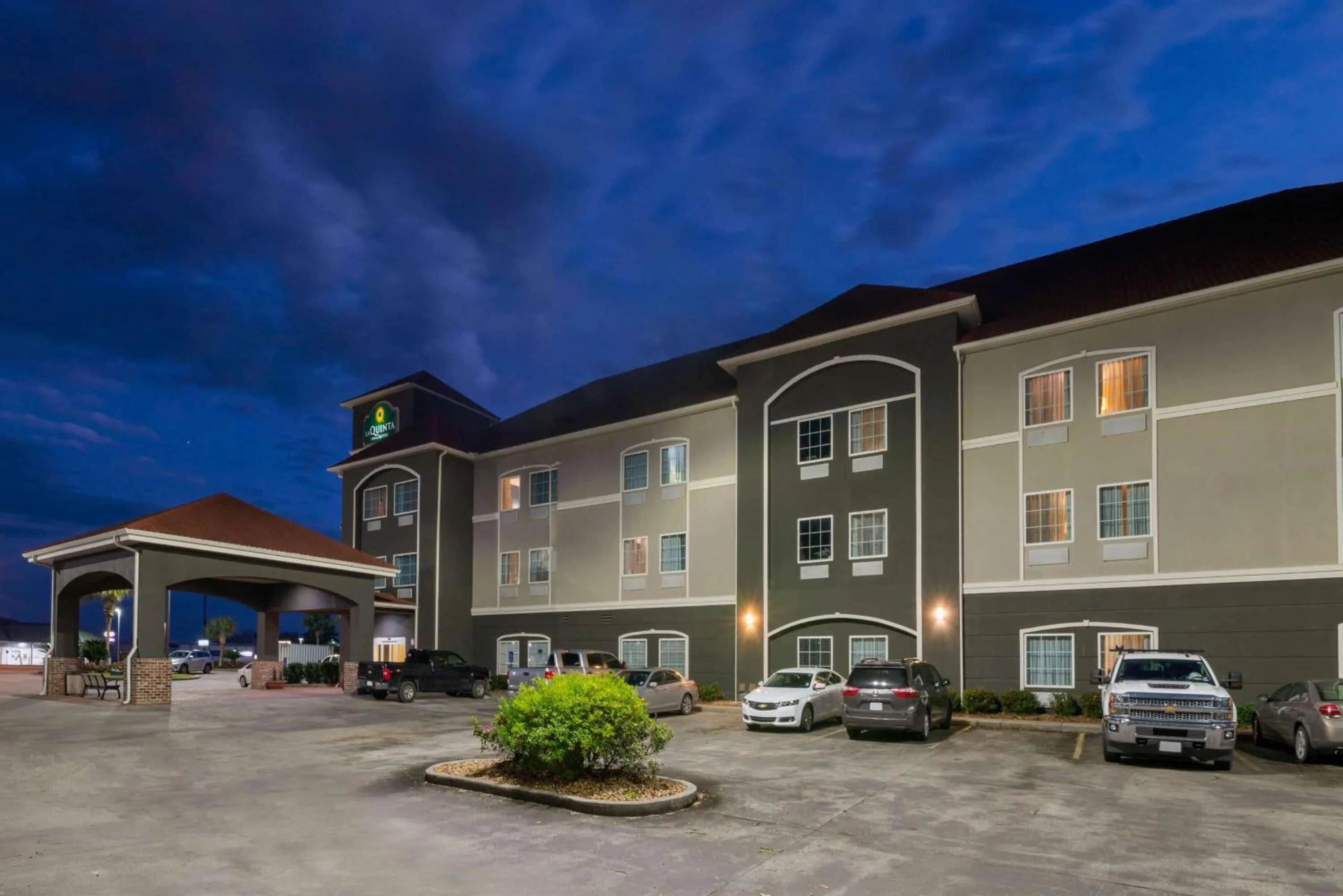 Property building in La Quinta Inn & Suites by Wyndham Broussard - Lafayette Area