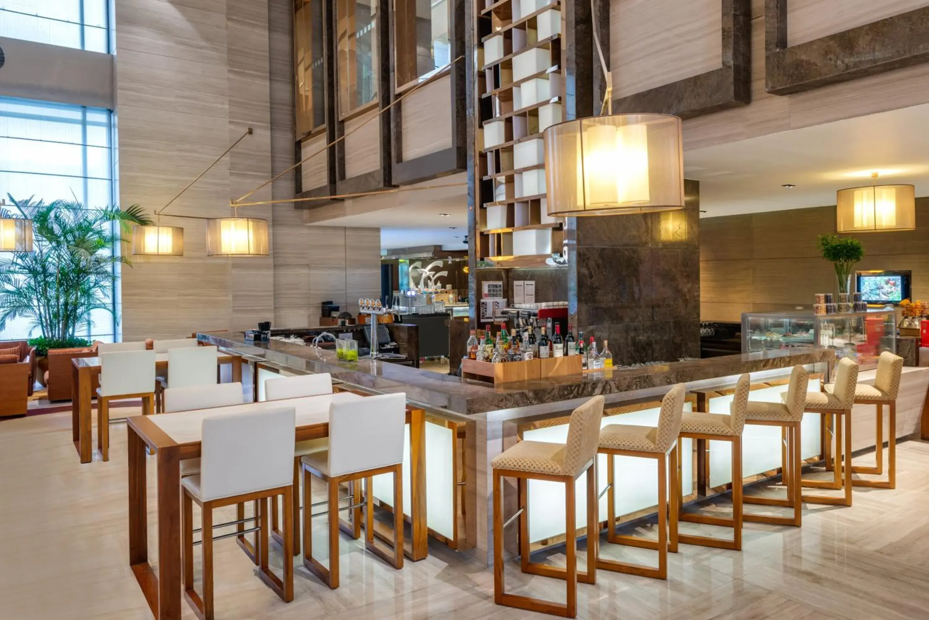 Lounge or bar in Holiday Inn Shanghai Hongqiao by IHG - near by Hongqiao Airport & NECC Lounge or bar in Holiday Inn Shanghai Hongqiao by IHG - near by Hongqiao Airport & NECC