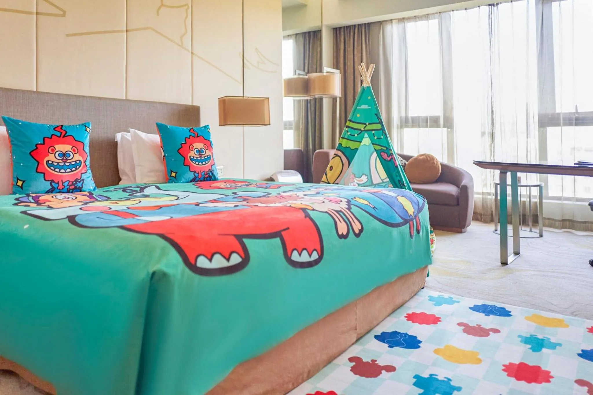 Photo of the whole room, Bed in Holiday Inn Shanghai Hongqiao by IHG - near by Hongqiao Airport & NECC