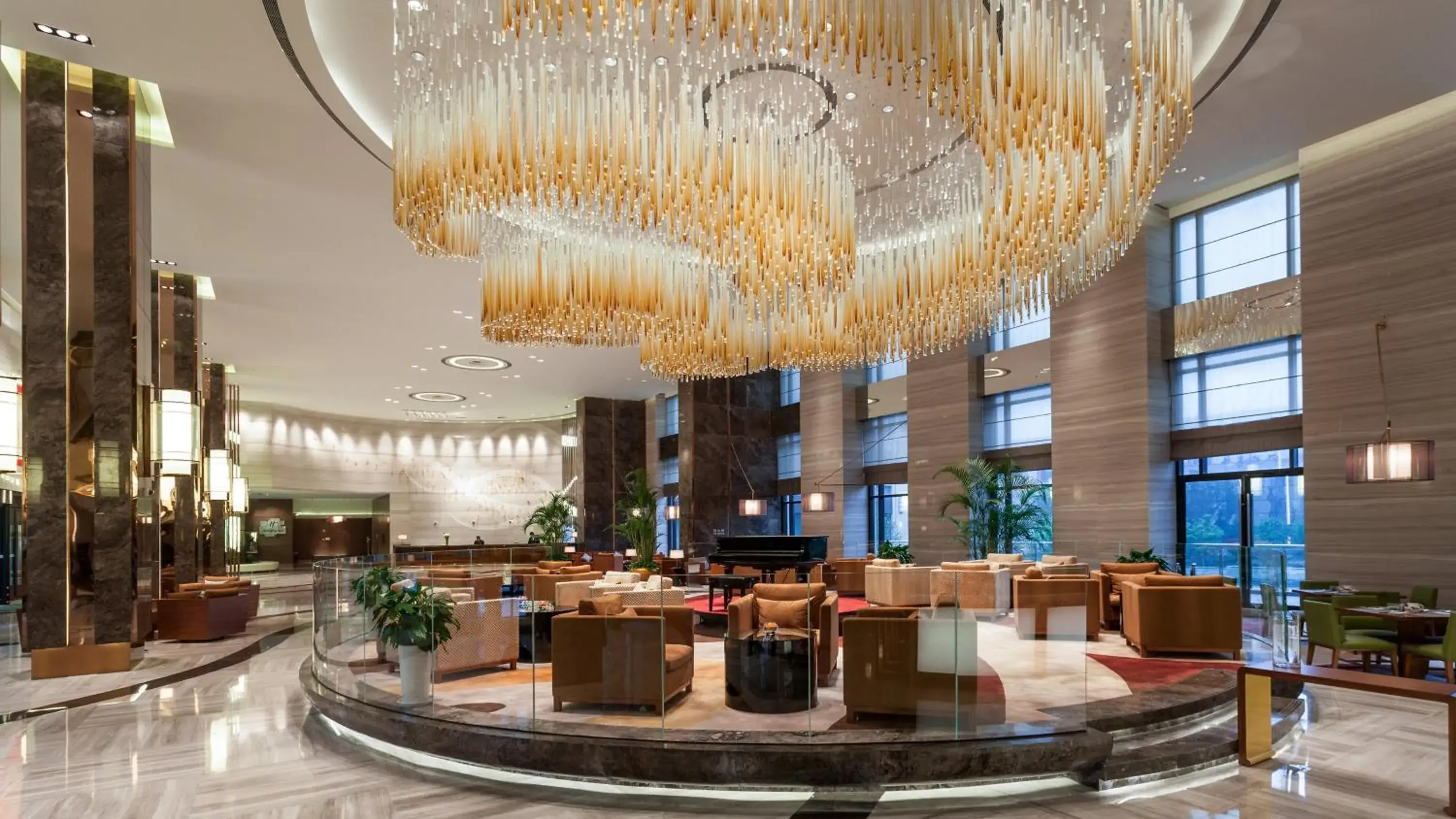 Lounge or bar in Holiday Inn Shanghai Hongqiao by IHG - near by Hongqiao Airport & NECC Lounge or bar in Holiday Inn Shanghai Hongqiao by IHG - near by Hongqiao Airport & NECC