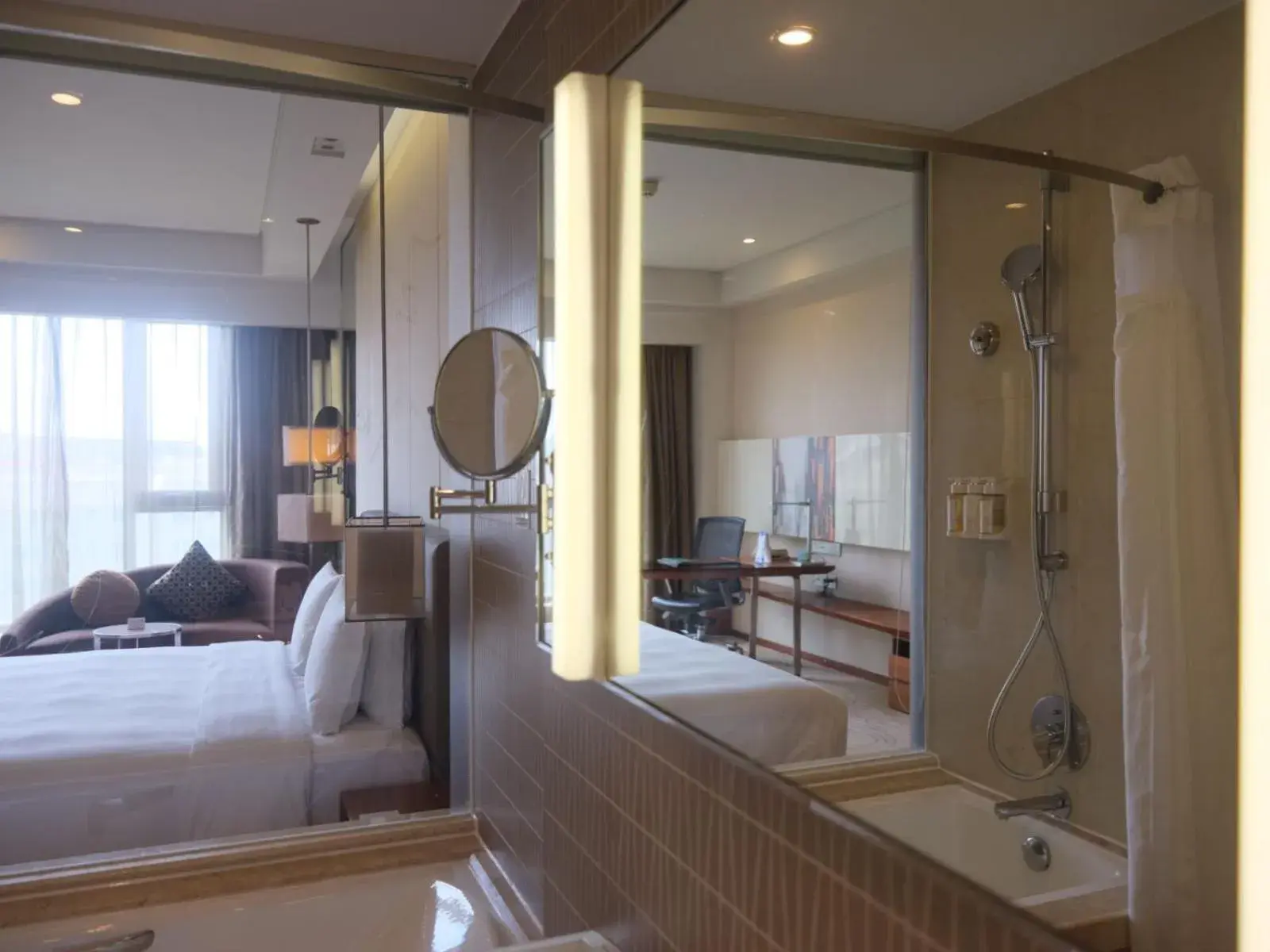 Shower, Bed in Holiday Inn Shanghai Hongqiao by IHG - near by Hongqiao Airport & NECC Shower, Bed in Holiday Inn Shanghai Hongqiao by IHG - near by Hongqiao Airport & NECC