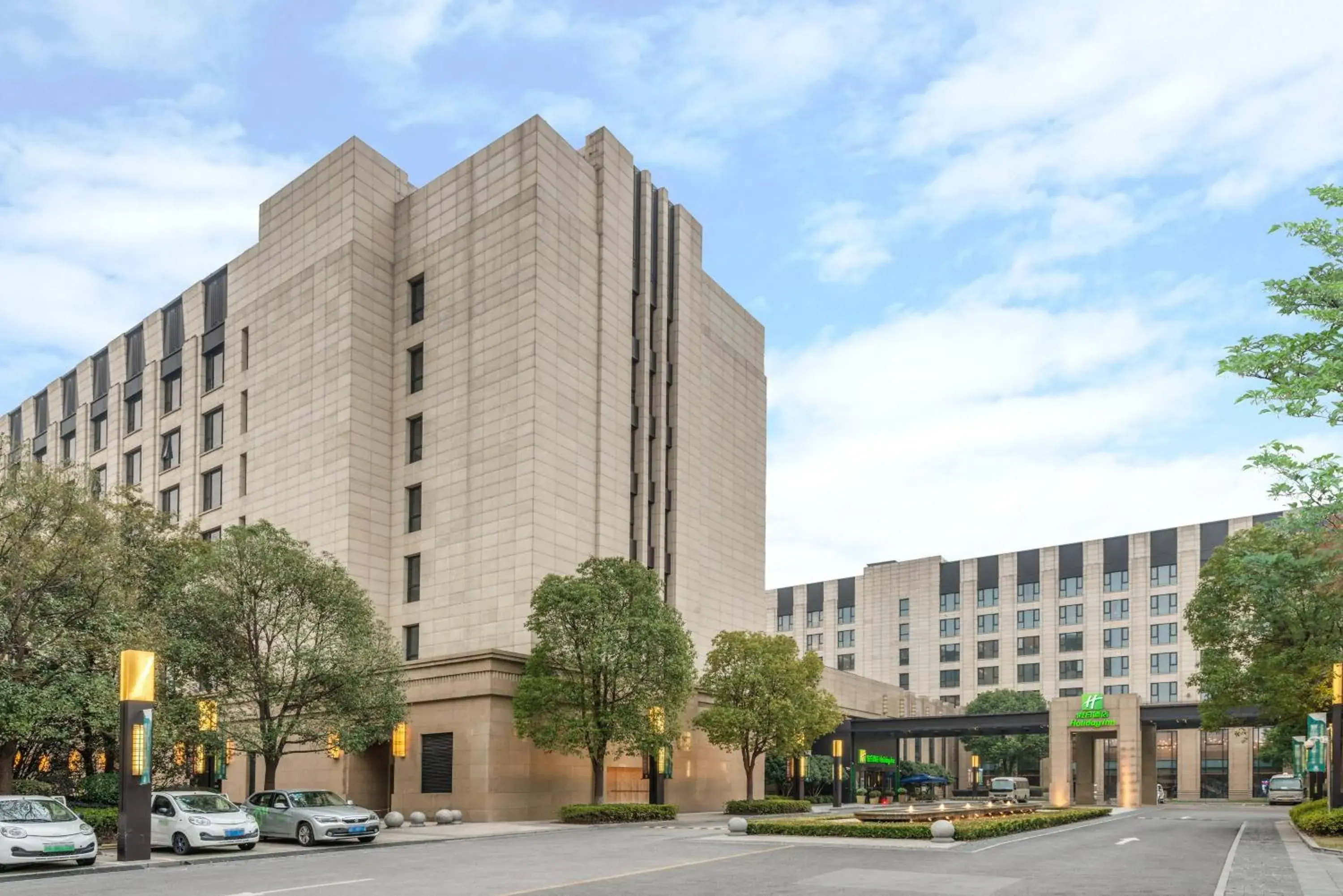 Property building in Holiday Inn Shanghai Hongqiao by IHG - near by Hongqiao Airport & NECC Property building in Holiday Inn Shanghai Hongqiao by IHG - near by Hongqiao Airport & NECC