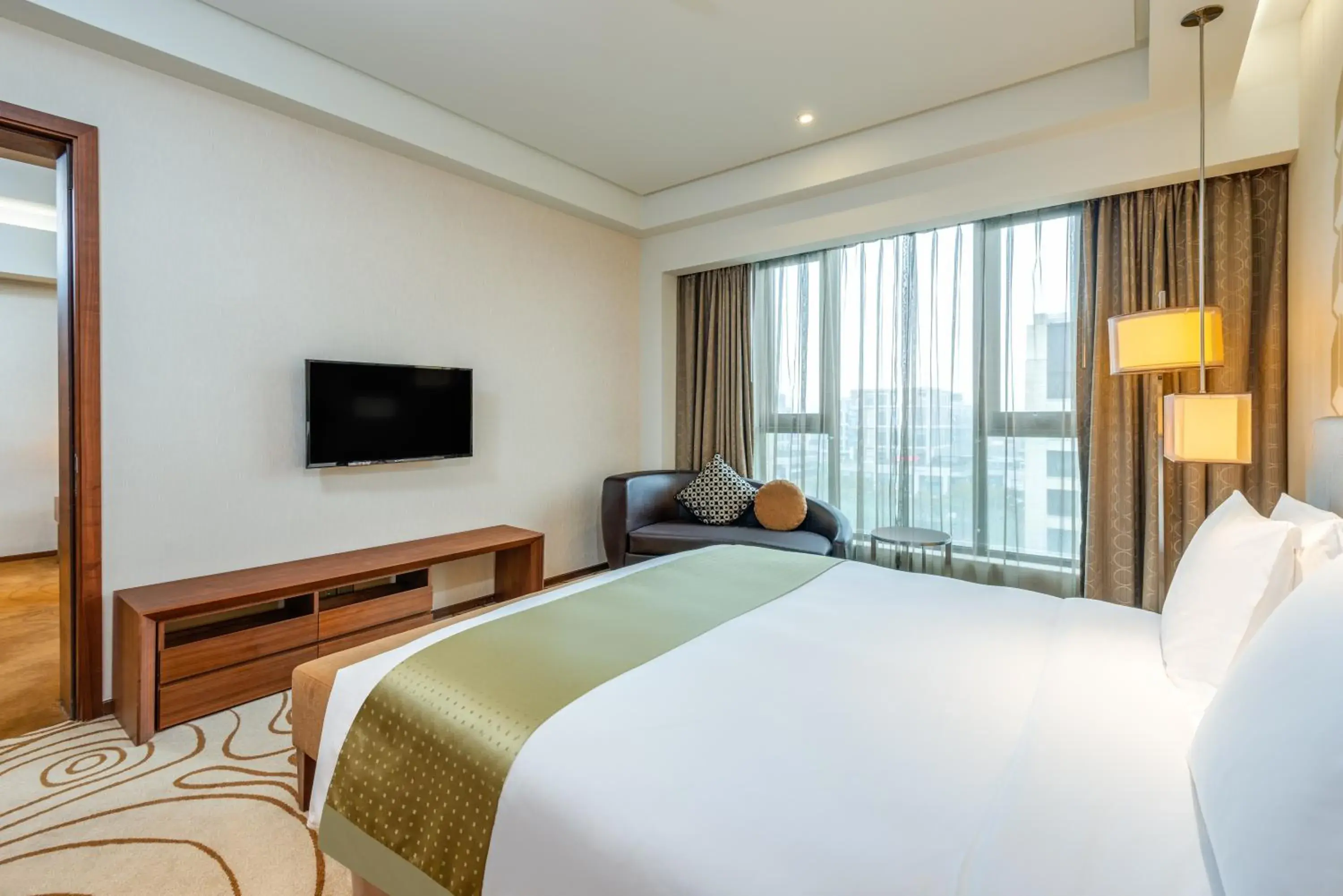 Bed in Holiday Inn Shanghai Hongqiao by IHG - near by Hongqiao Airport & NECC Bed in Holiday Inn Shanghai Hongqiao by IHG - near by Hongqiao Airport & NECC