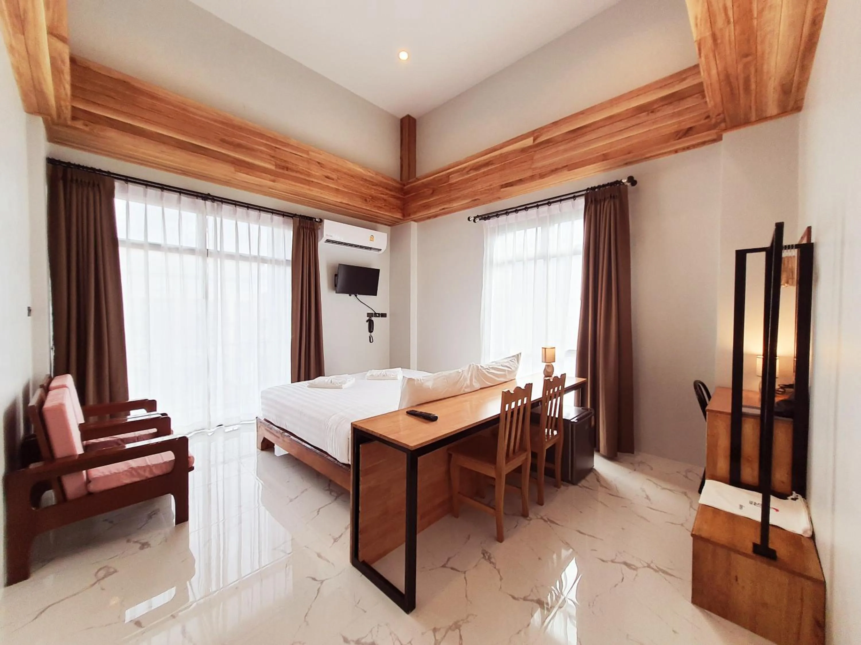 Photo of the whole room, Bed in SUhotel Suratthani