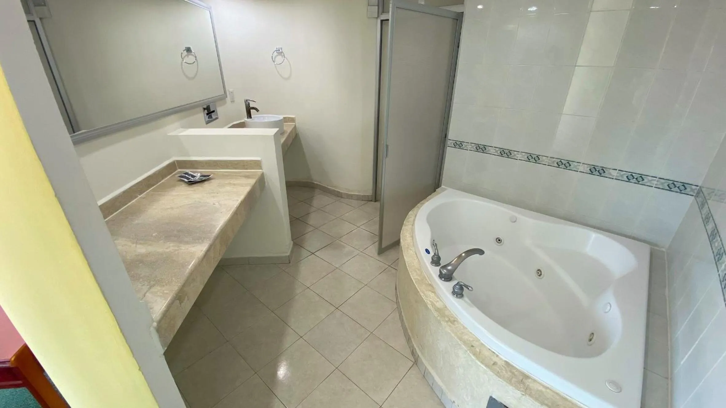 Hot Tub in Hotel Enterprise Inn Poliforum