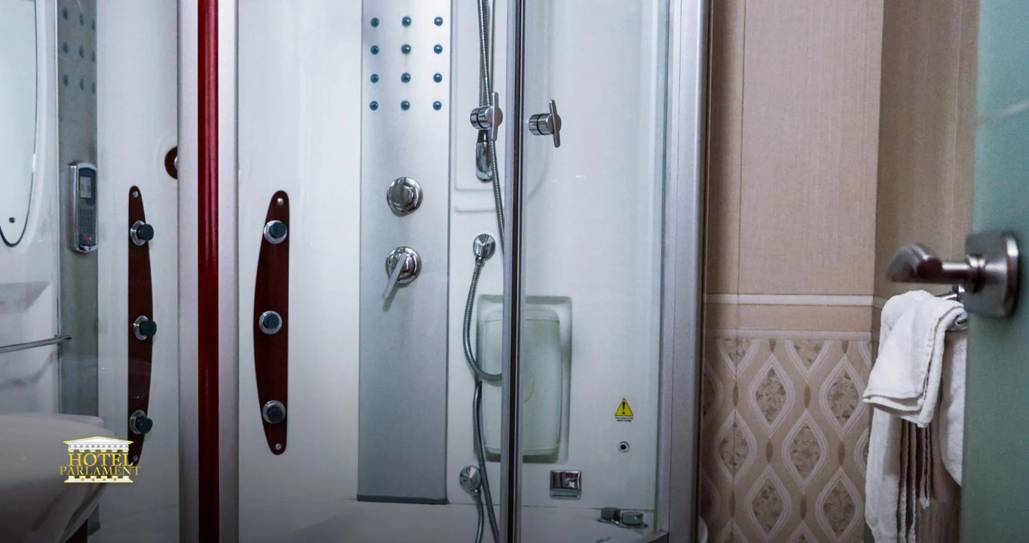 Shower in Hotel Parlament