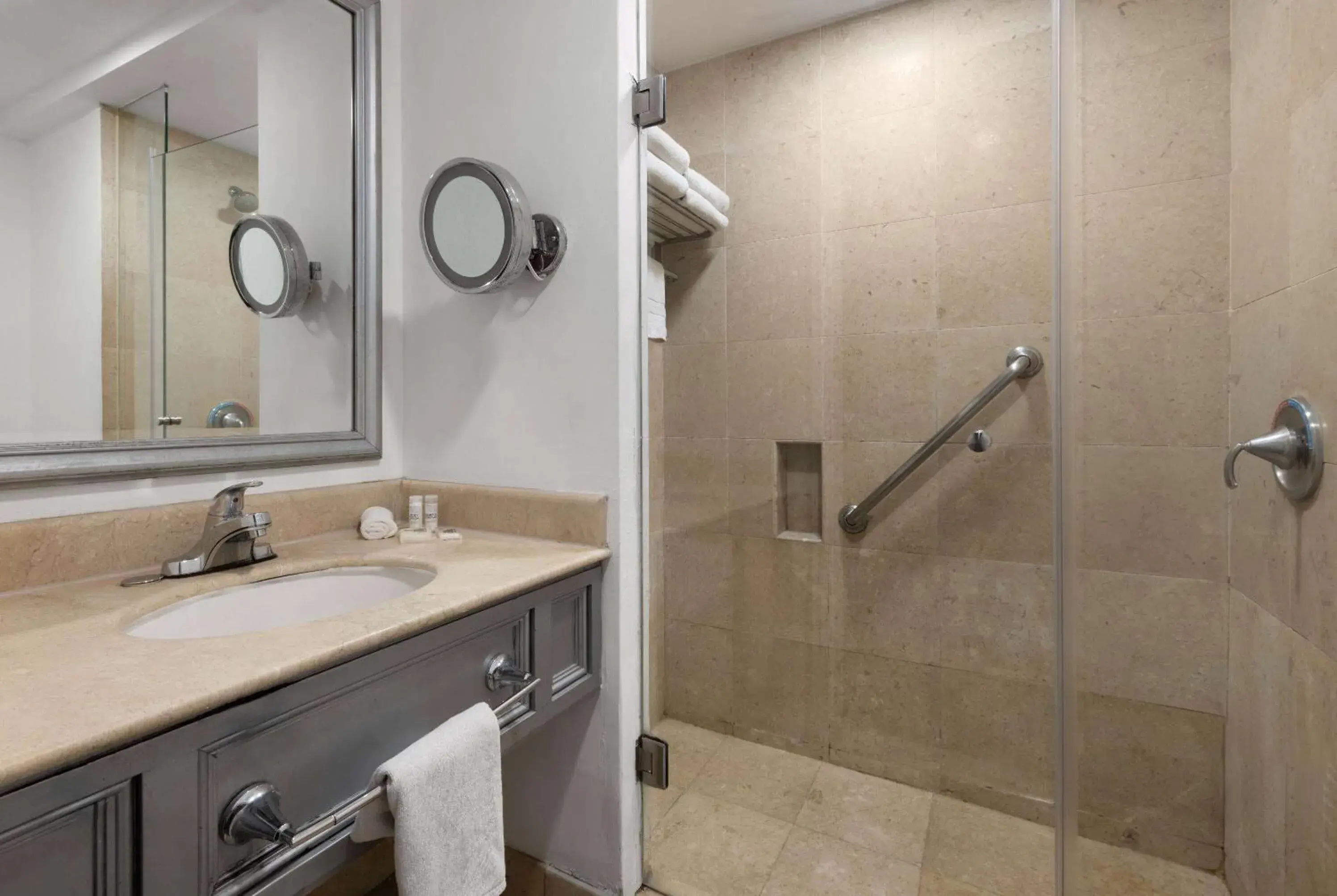 Bathroom in Wyndham Monterrey Ambassador Centro Bathroom in Wyndham Monterrey Ambassador Centro