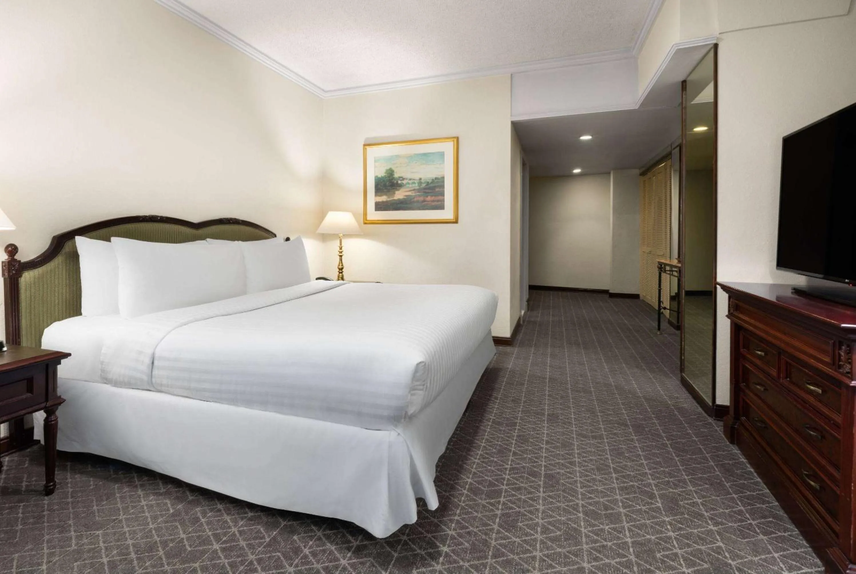 Photo of the whole room, Bed in Wyndham Monterrey Ambassador Centro