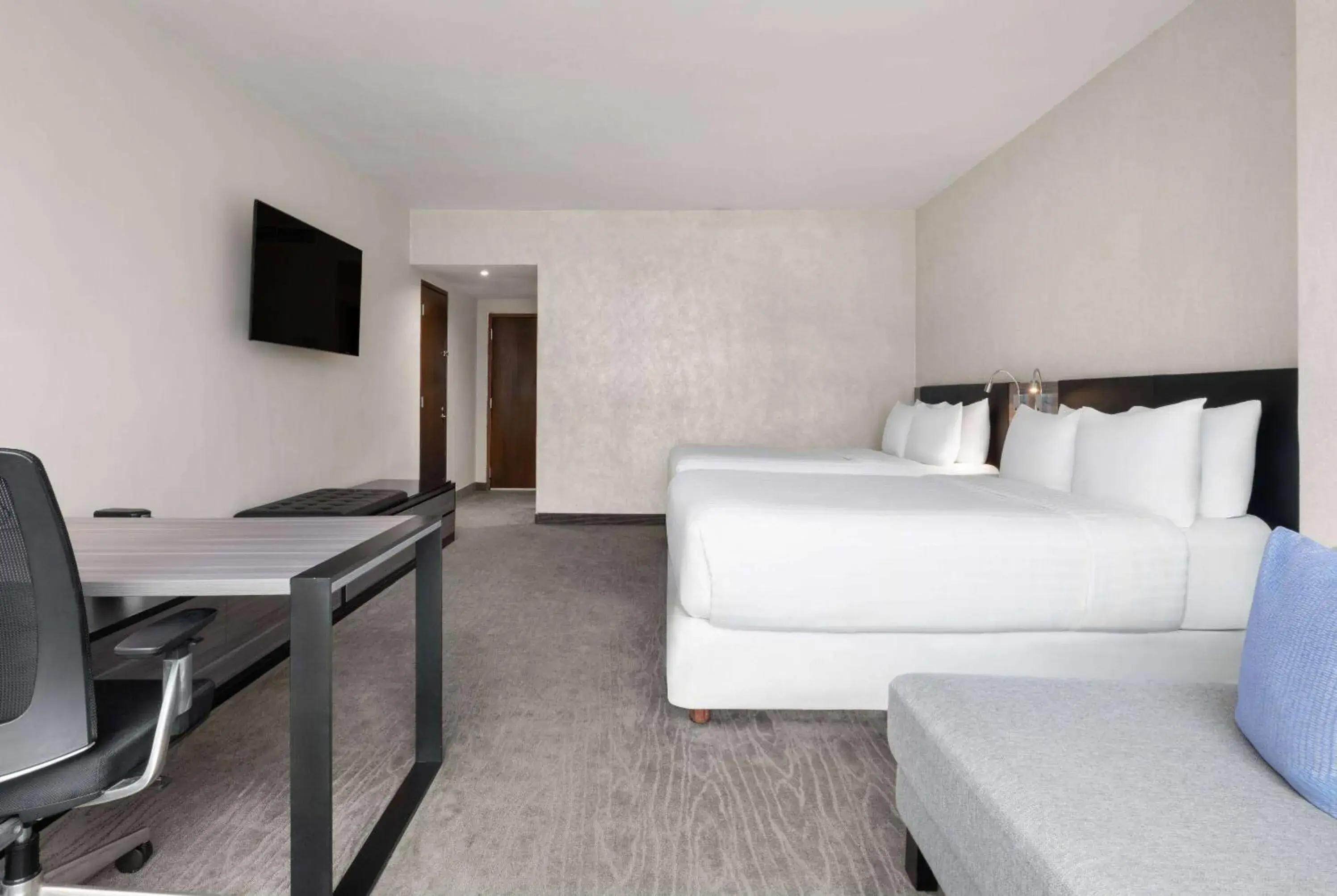 Photo of the whole room, Bed in Wyndham Monterrey Ambassador Centro Photo of the whole room, Bed in Wyndham Monterrey Ambassador Centro