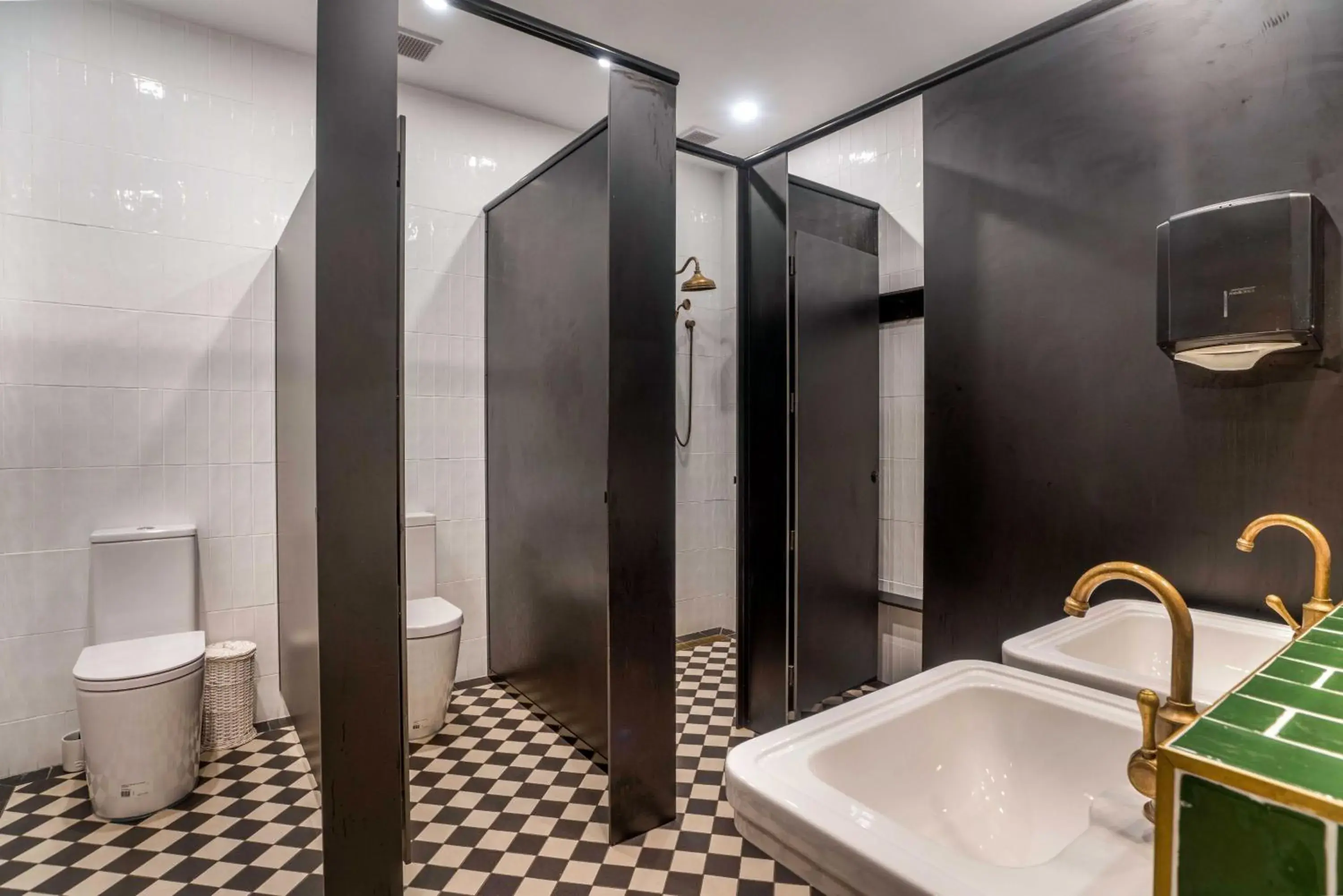 Single Room with Shared Bathroom in Metropolitan Hotel Single Room with Shared Bathroom in Metropolitan Hotel