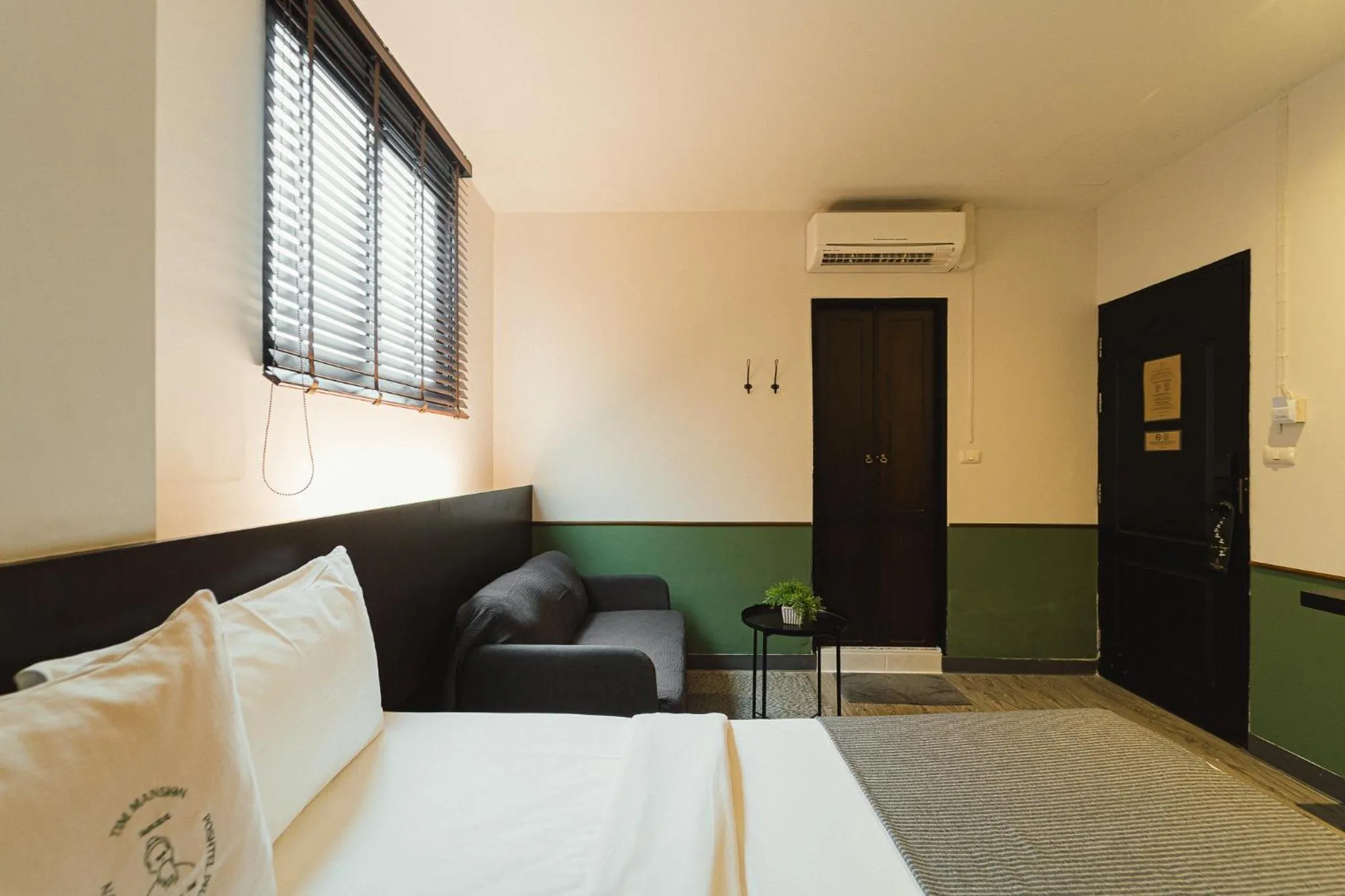 Photo of the whole room in Tim Mansion