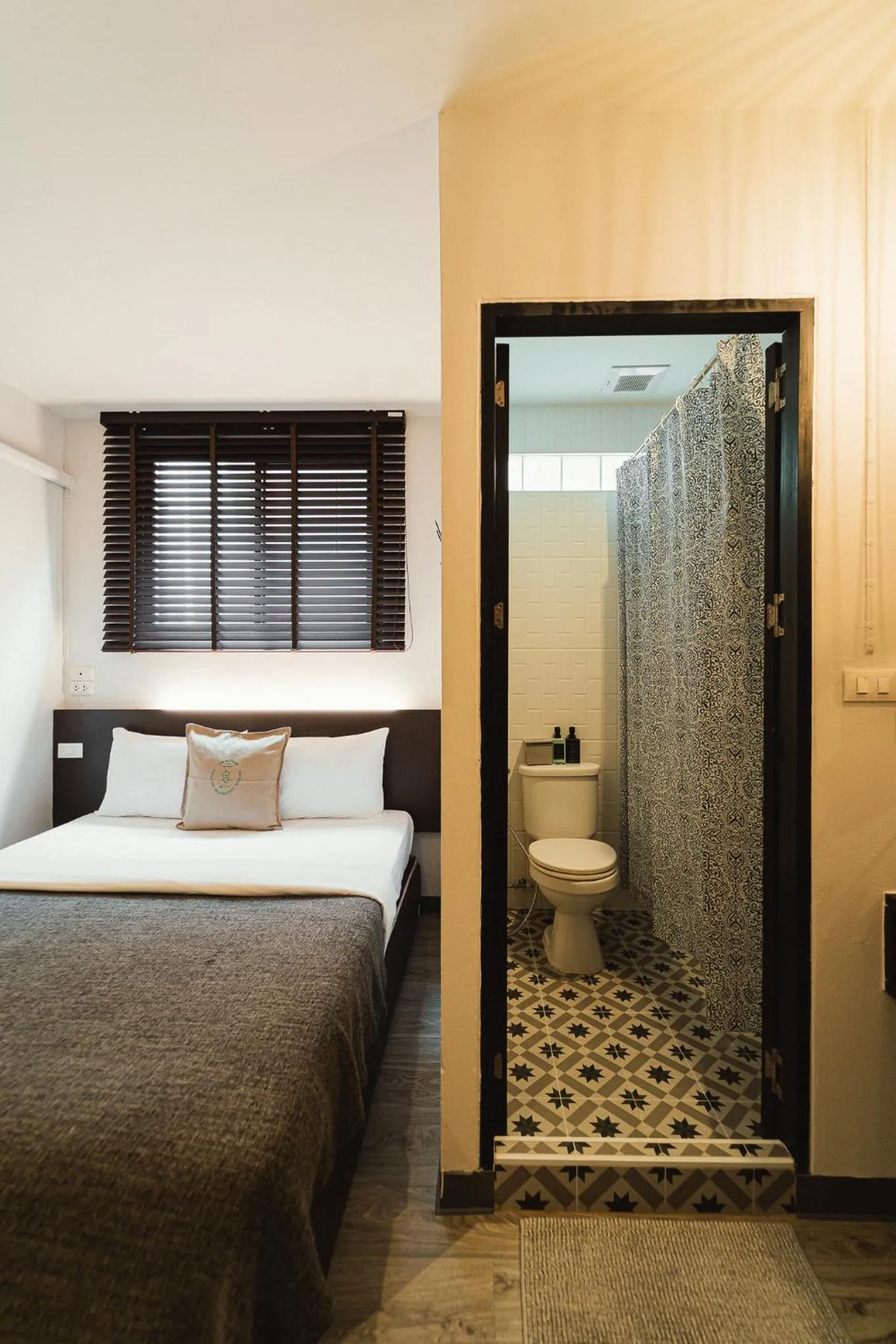 Toilet, Bed in Tim Mansion