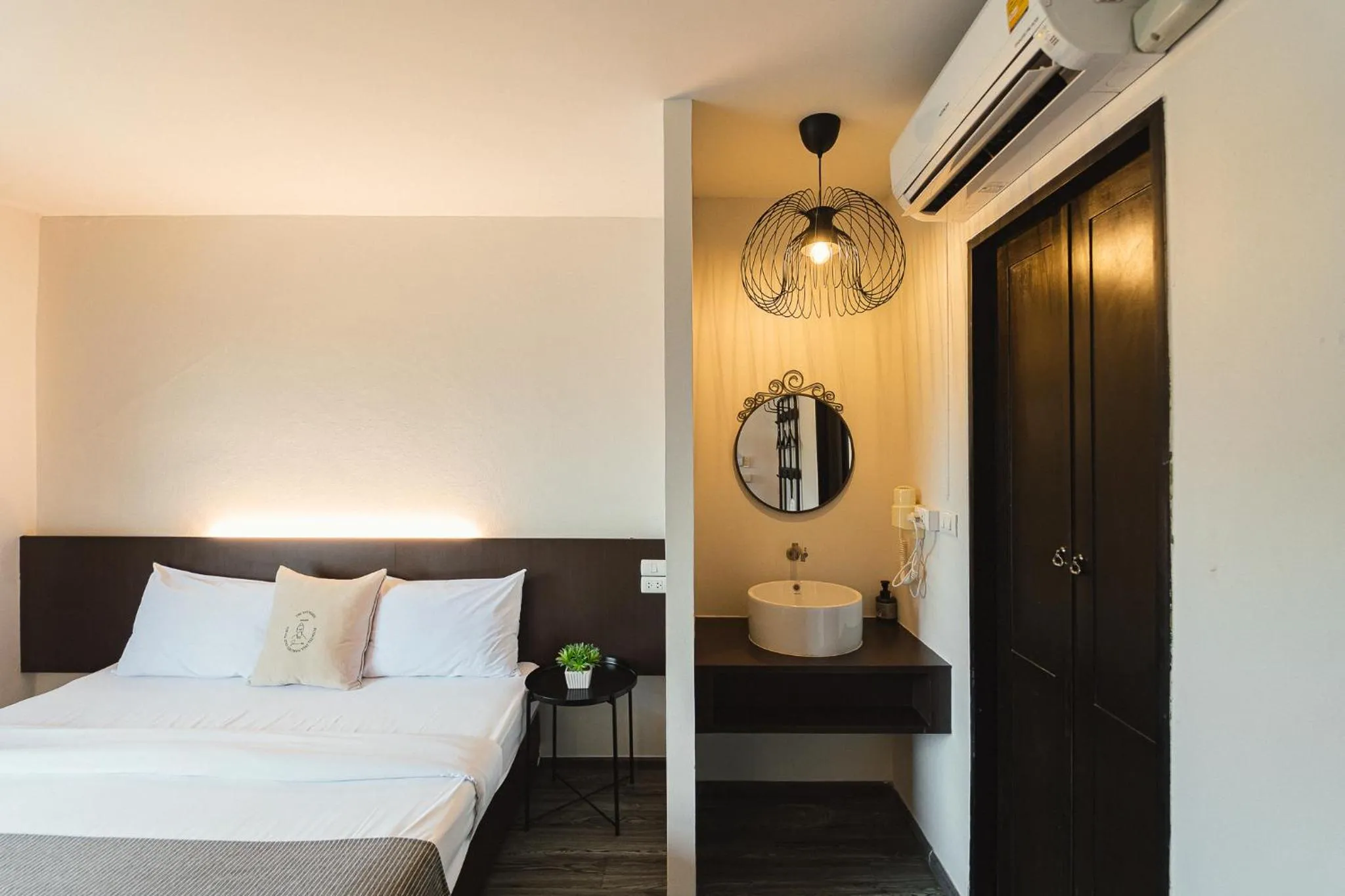 Photo of the whole room, Bed in Tim Mansion