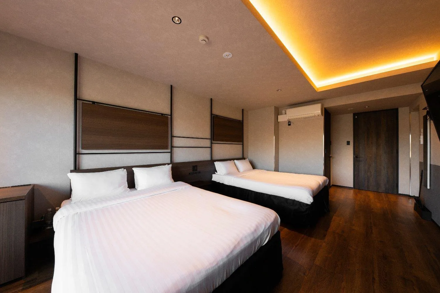 Photo of the whole room, Bed in Brooklyn Hotel