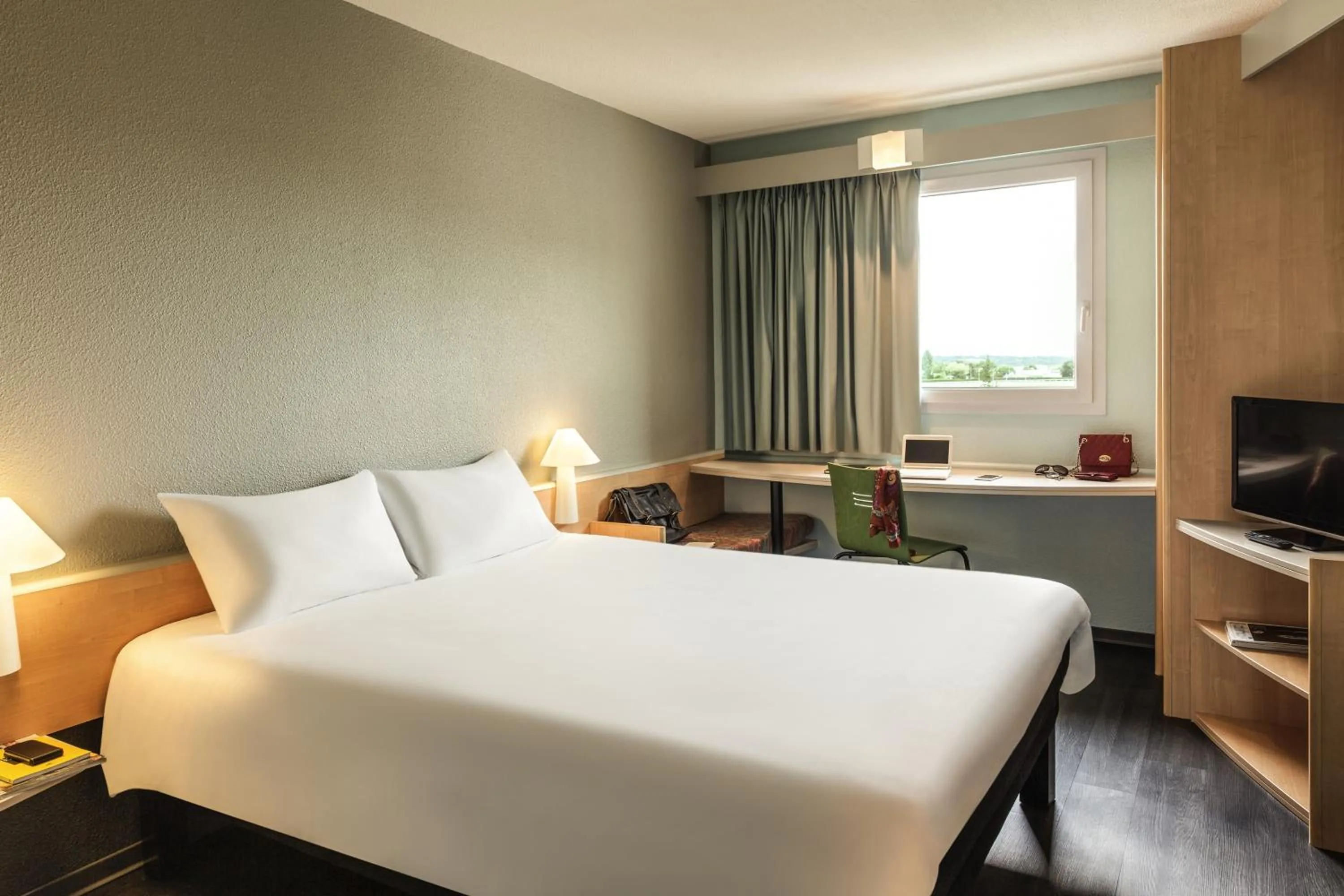 Photo of the whole room, Bed in ibis Auch