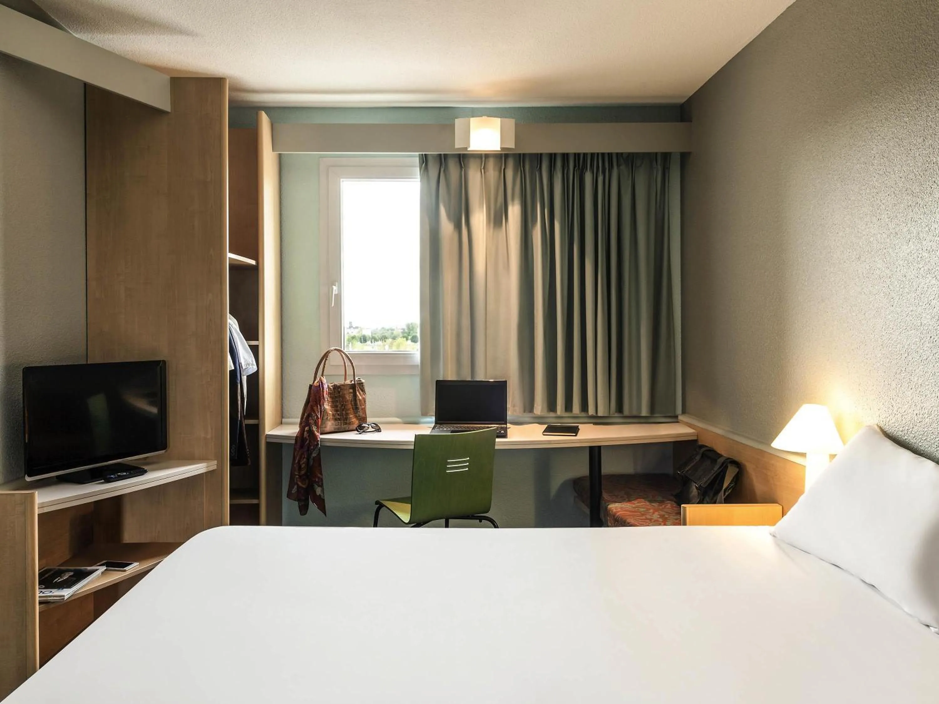 Bedroom, Bed in ibis Auch