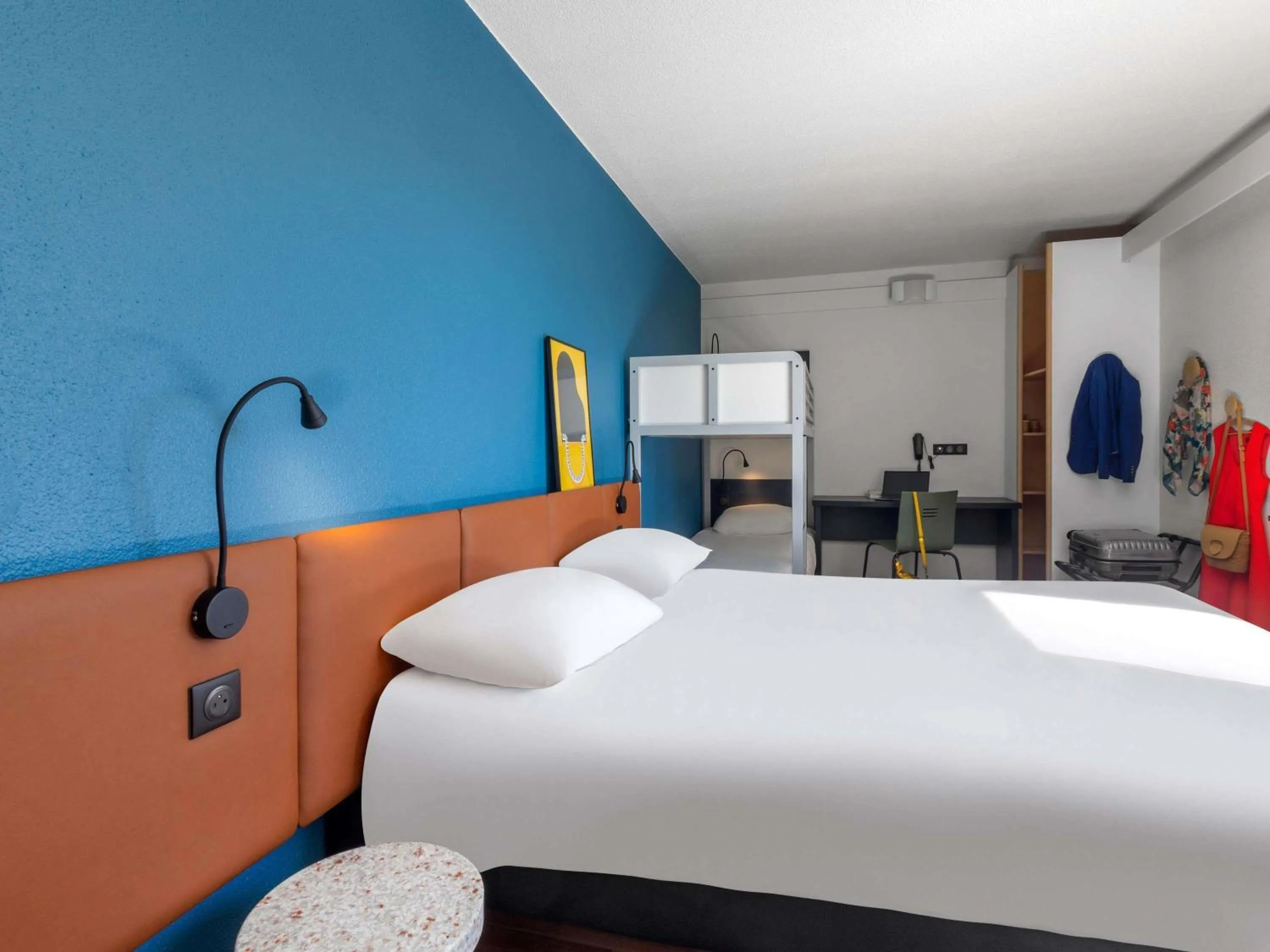 Bedroom, Bed in ibis Auch