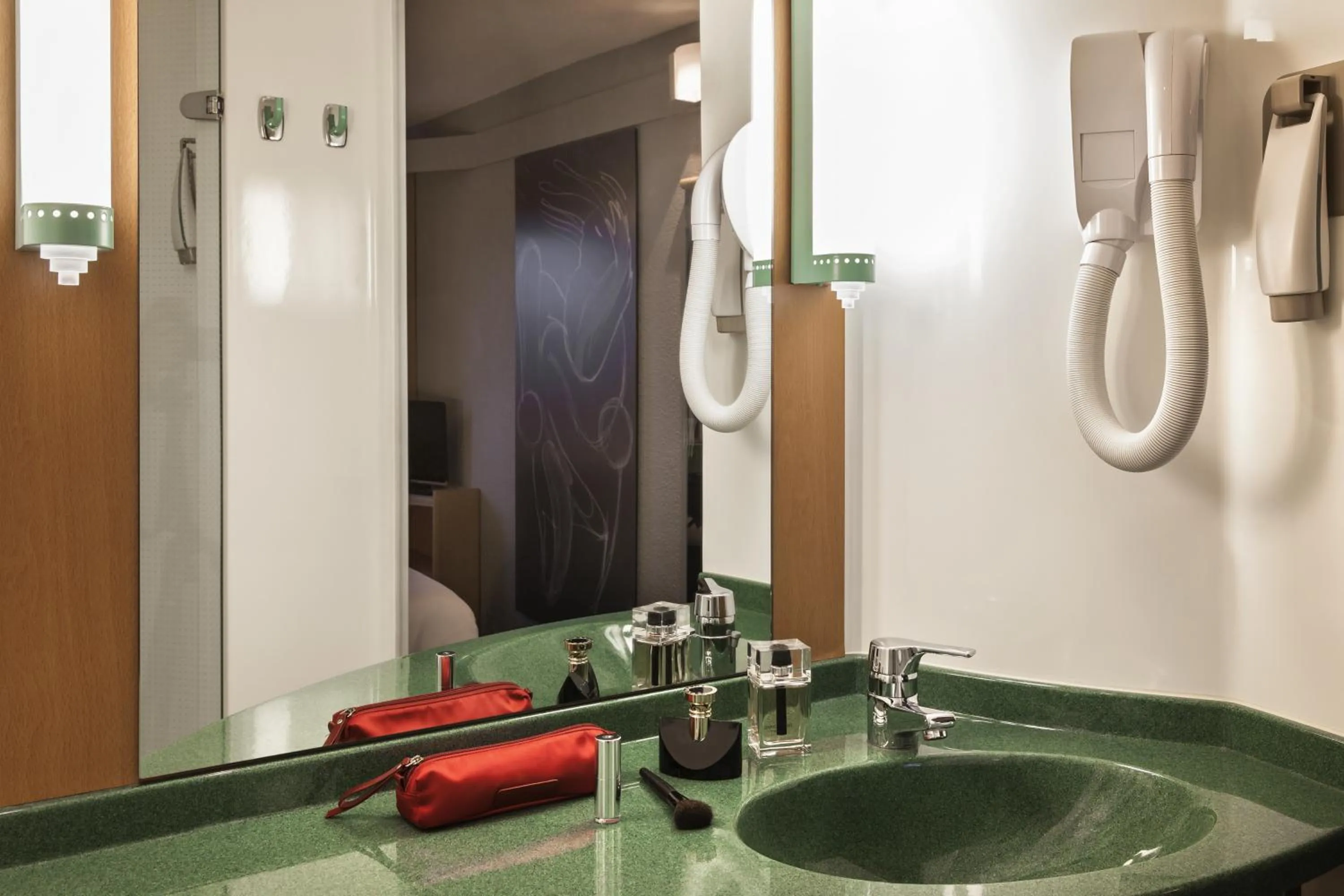 Bathroom in ibis Auch