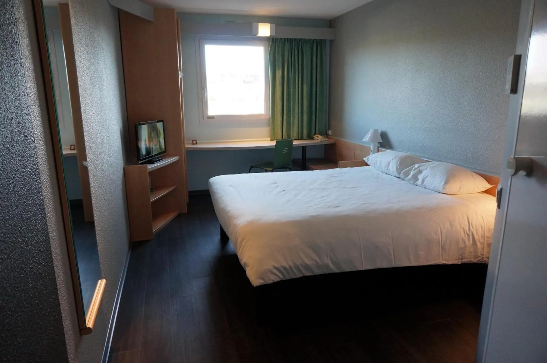 Photo of the whole room, Bed in ibis Auch