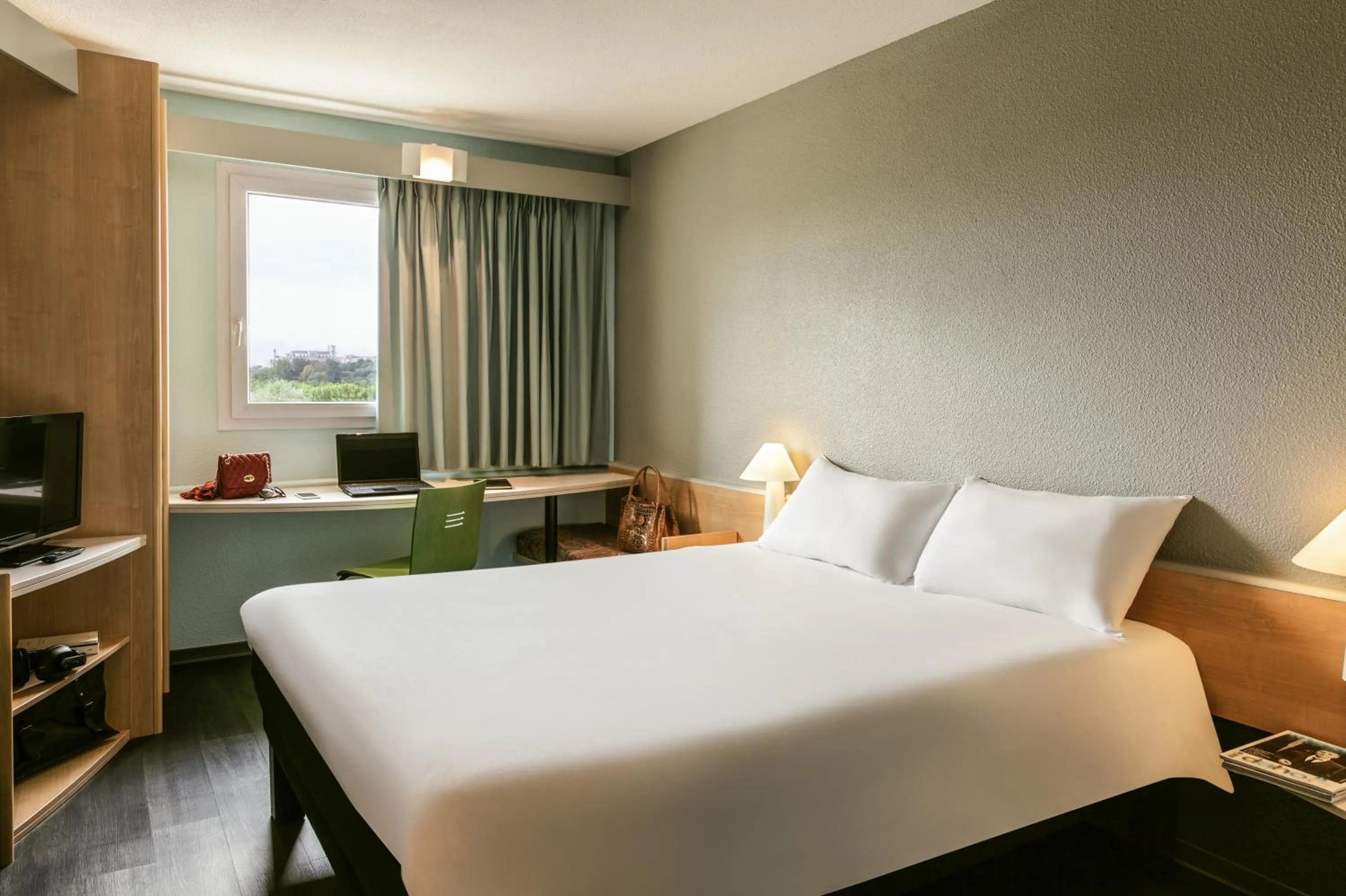 Photo of the whole room, Bed in ibis Auch