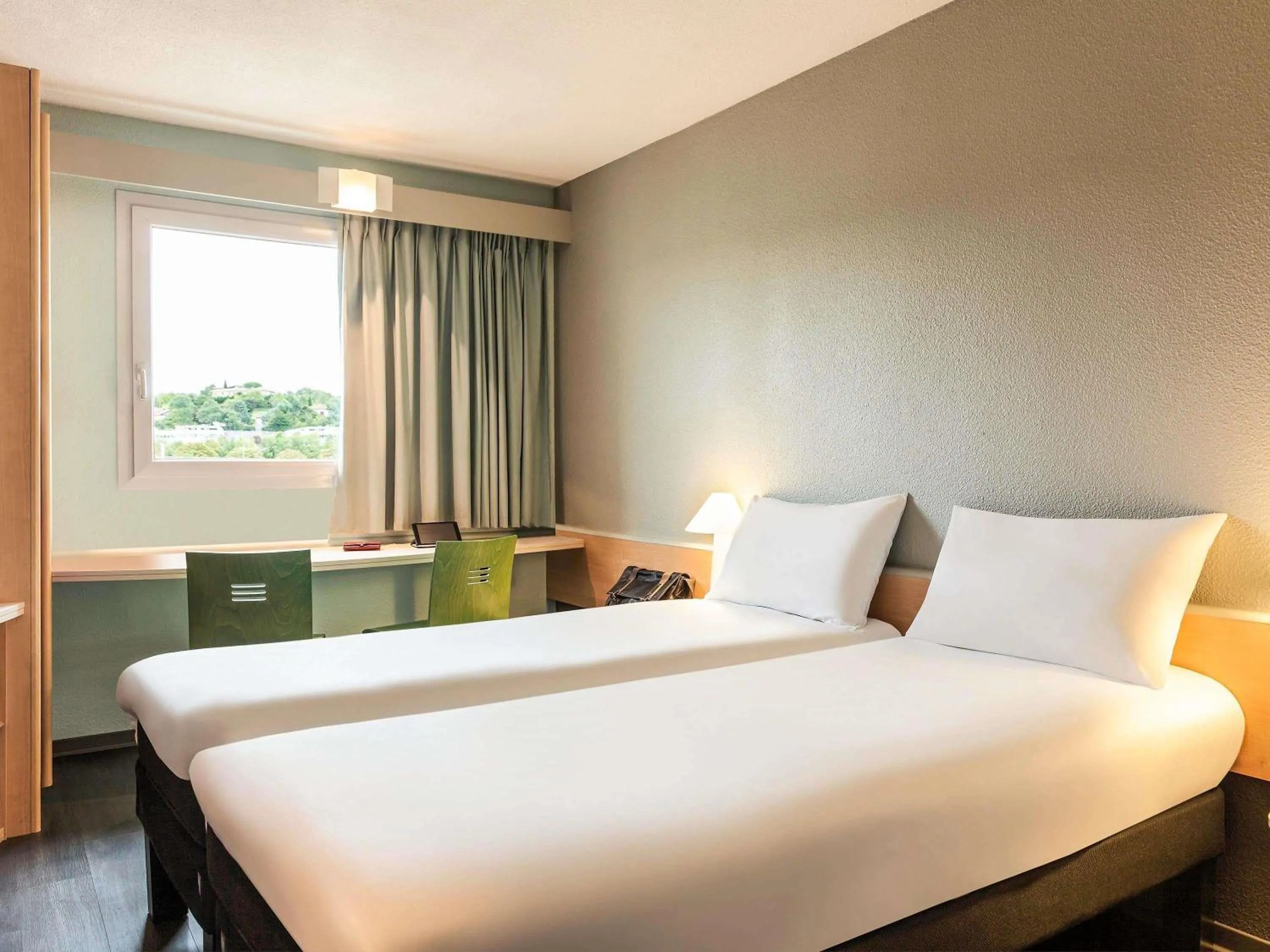 Bedroom, Bed in ibis Auch