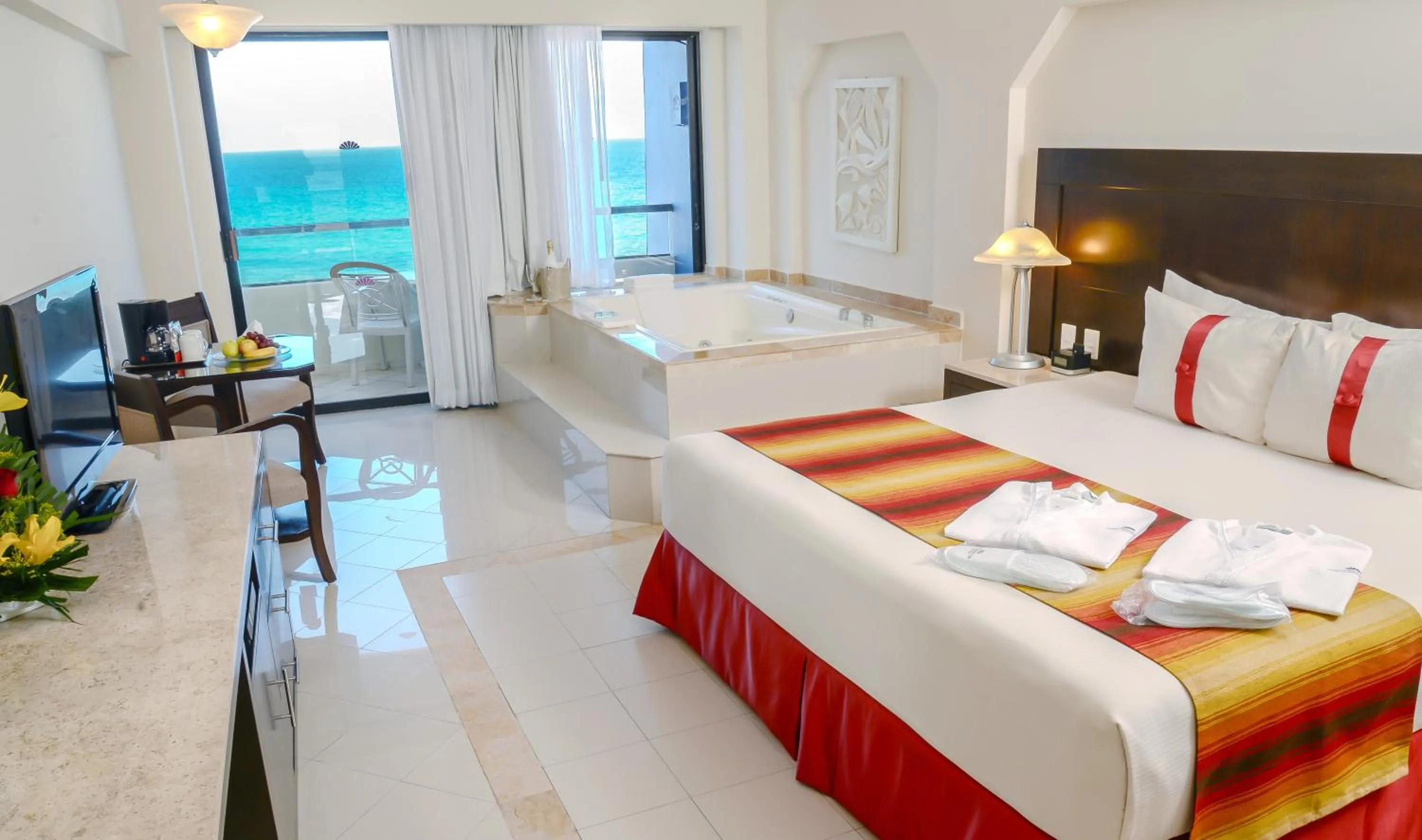 Day, Bed in Crown Paradise Club Cancun - All Inclusive