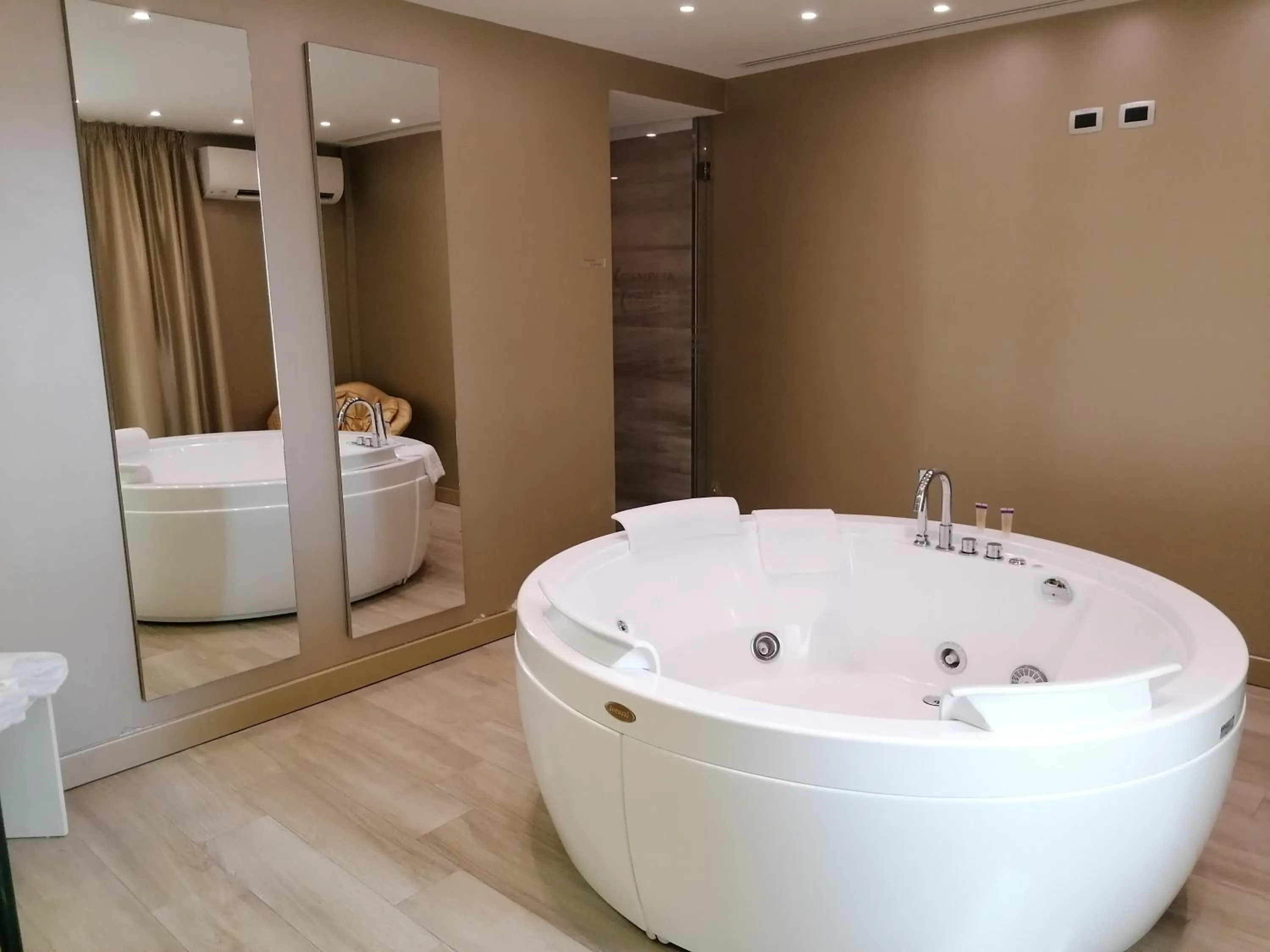 Hot Tub in Hotel Camelia