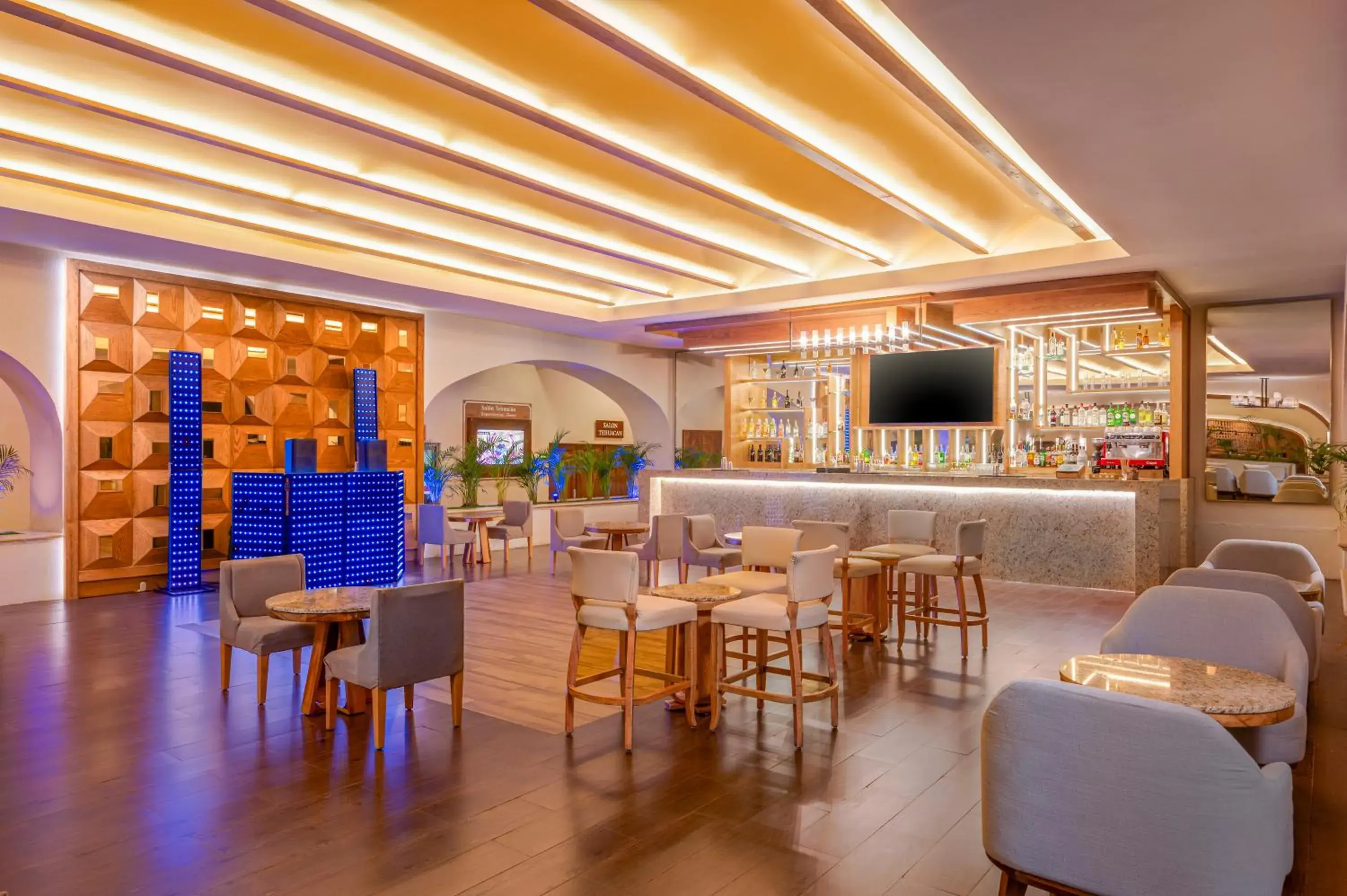 Lounge or bar in GR Solaris Cancun - All Inclusive Lounge or bar in GR Solaris Cancun - All Inclusive